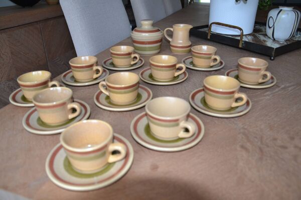 11 tasses et sous-tasses/sucrier/pot à lait en grès vernissé St Amand