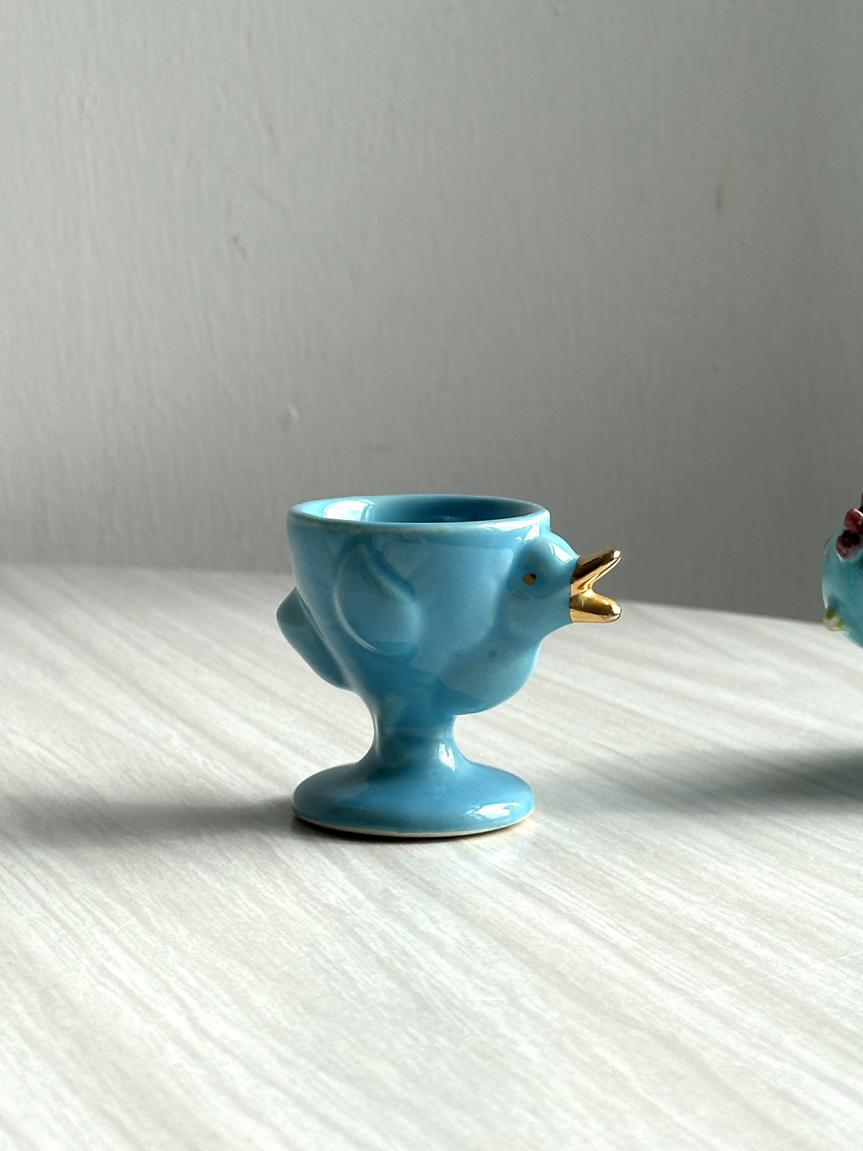 2 coquetiers en céramique bleue, coq et poussin