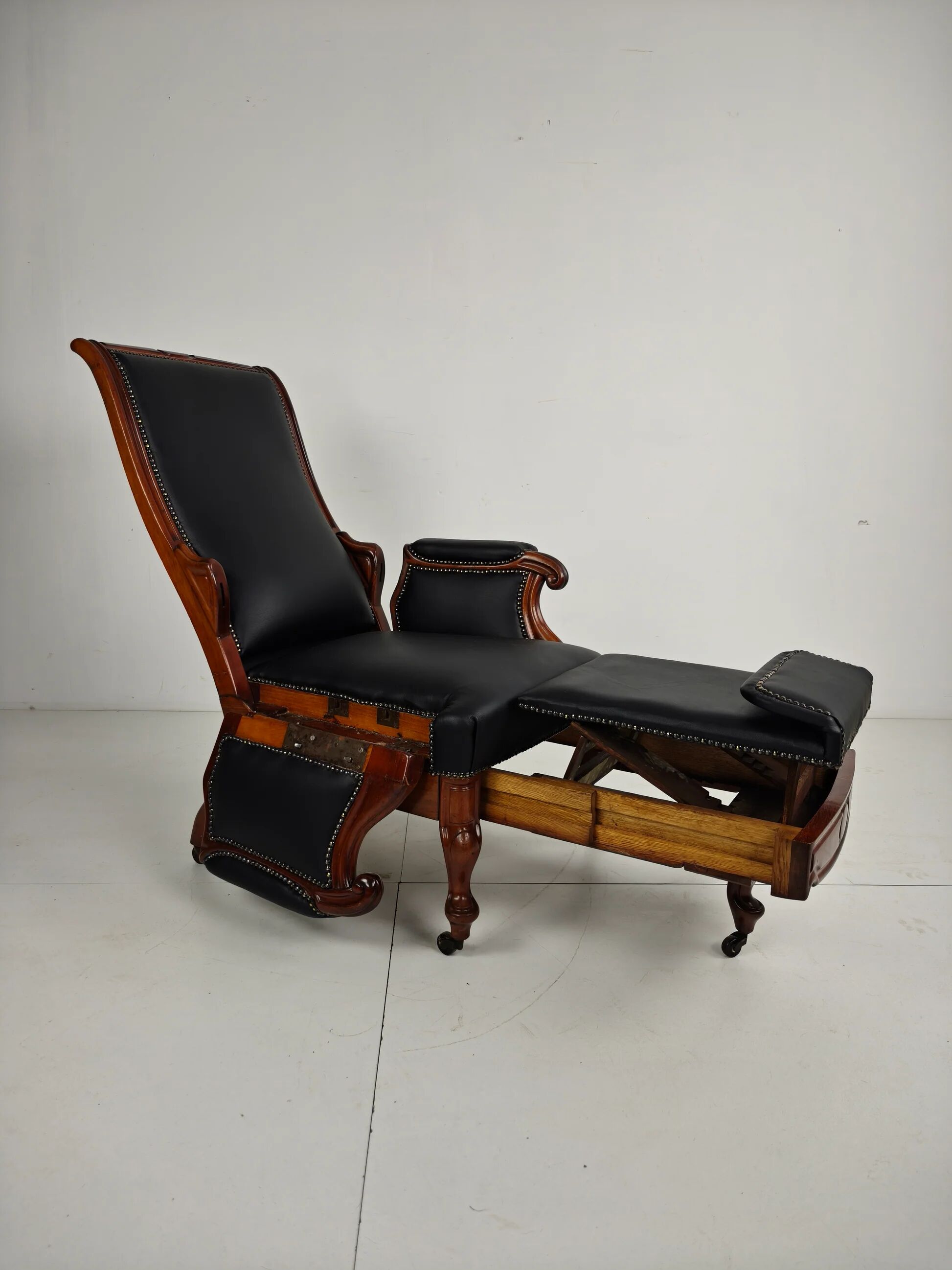Fauteuil de bibliothèque ancien du XIXe siècle par Horrix – cuir noir