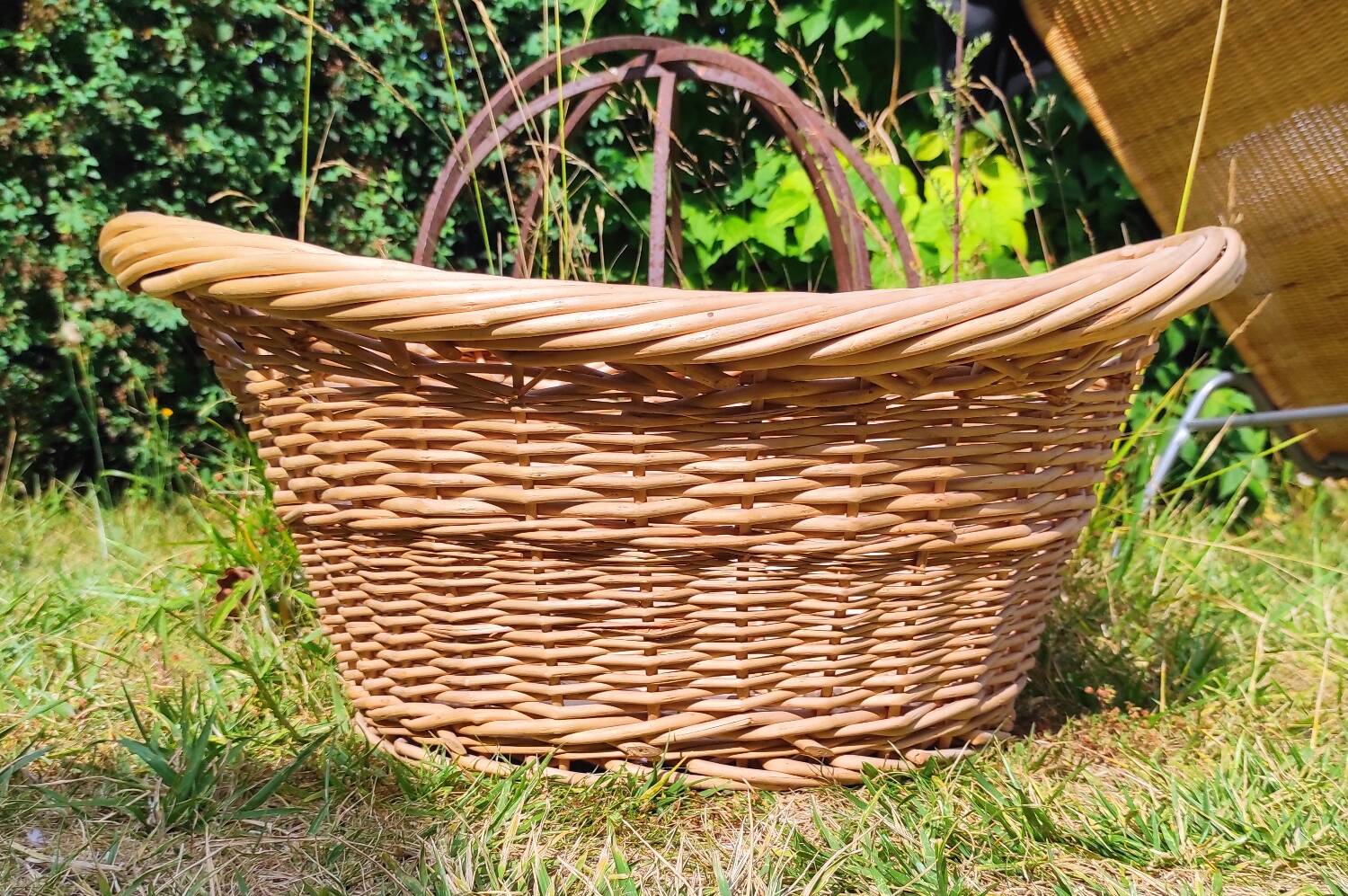 Large vintage wicker/rattan basket