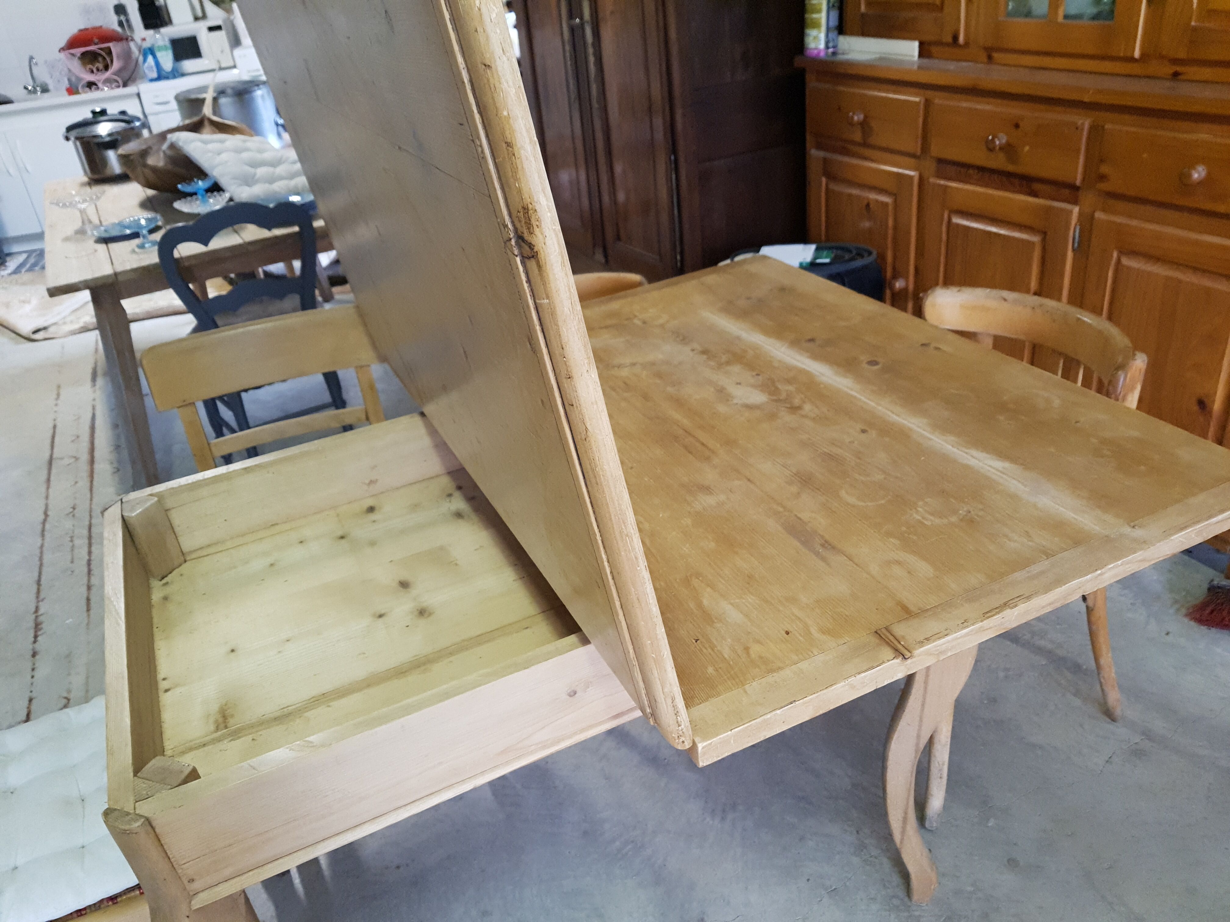 Folding table