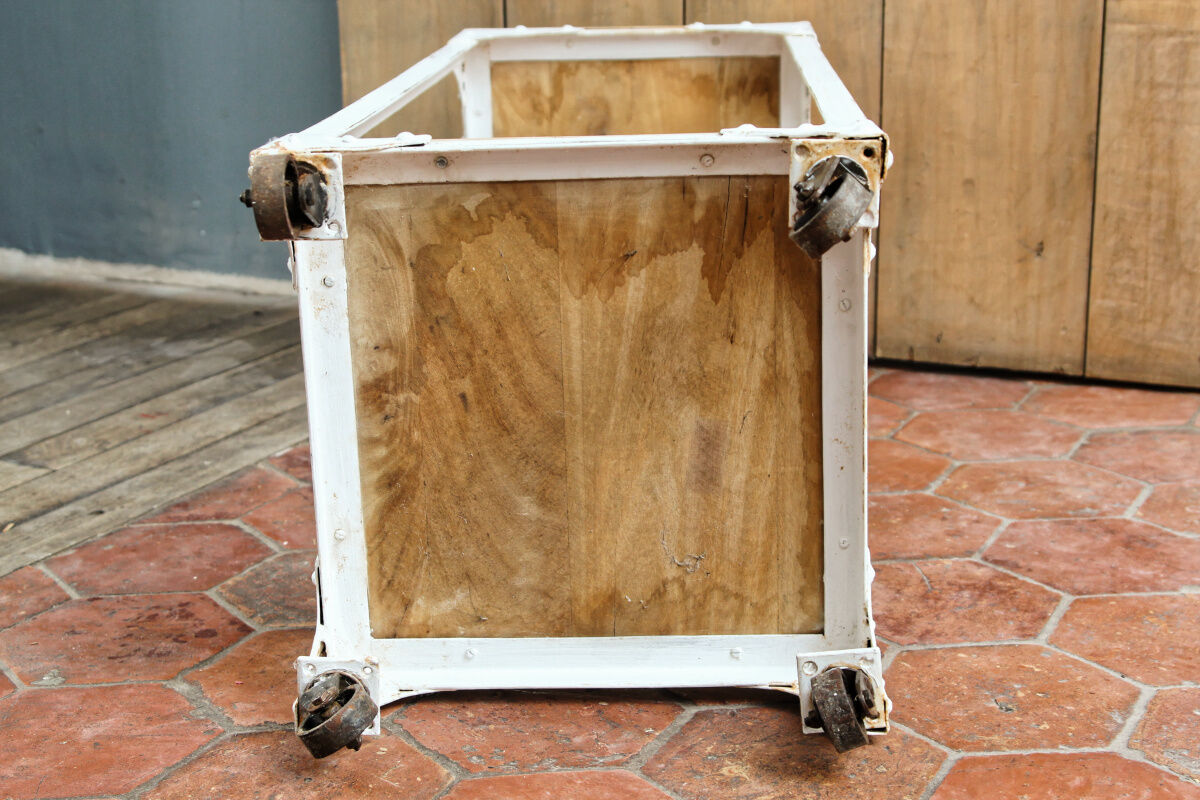 Industrial stele on wheels