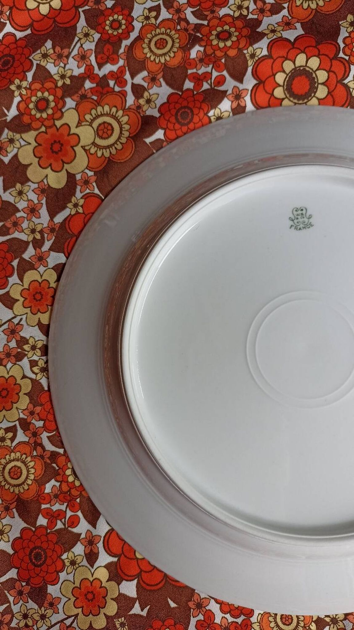 Plat de service en porcelaine de Limoges William Guérin et Compagnie