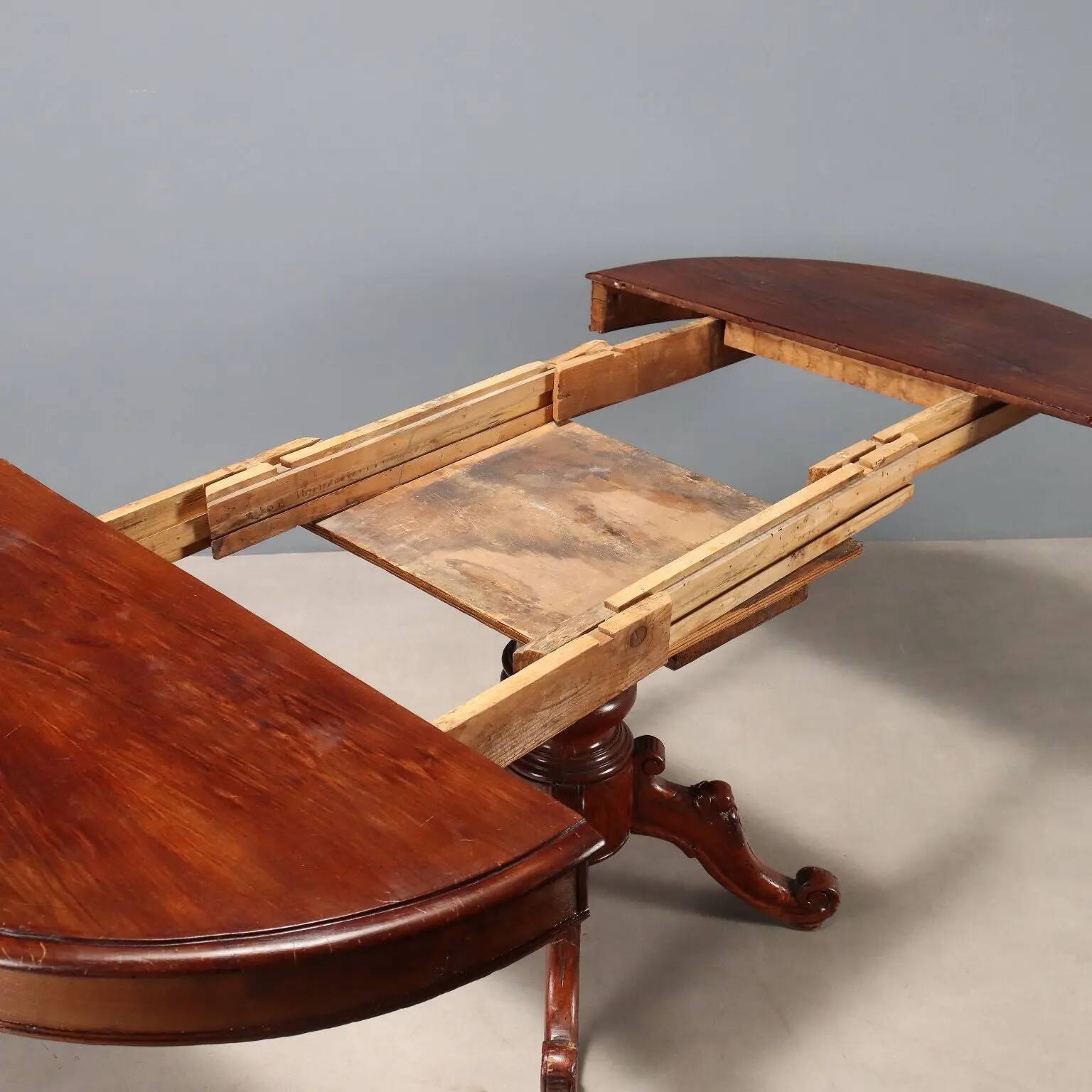 Antique extendable table in oak and poplar, Italy, 19th century.