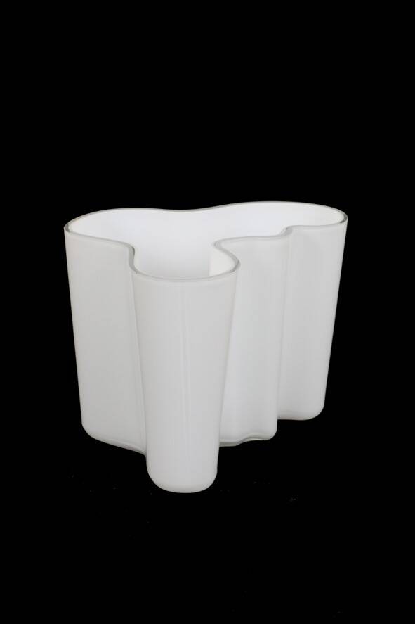 Large Iittala / Alvar Aalto “3030” / “Savoy” vase / white / mid-century modern design