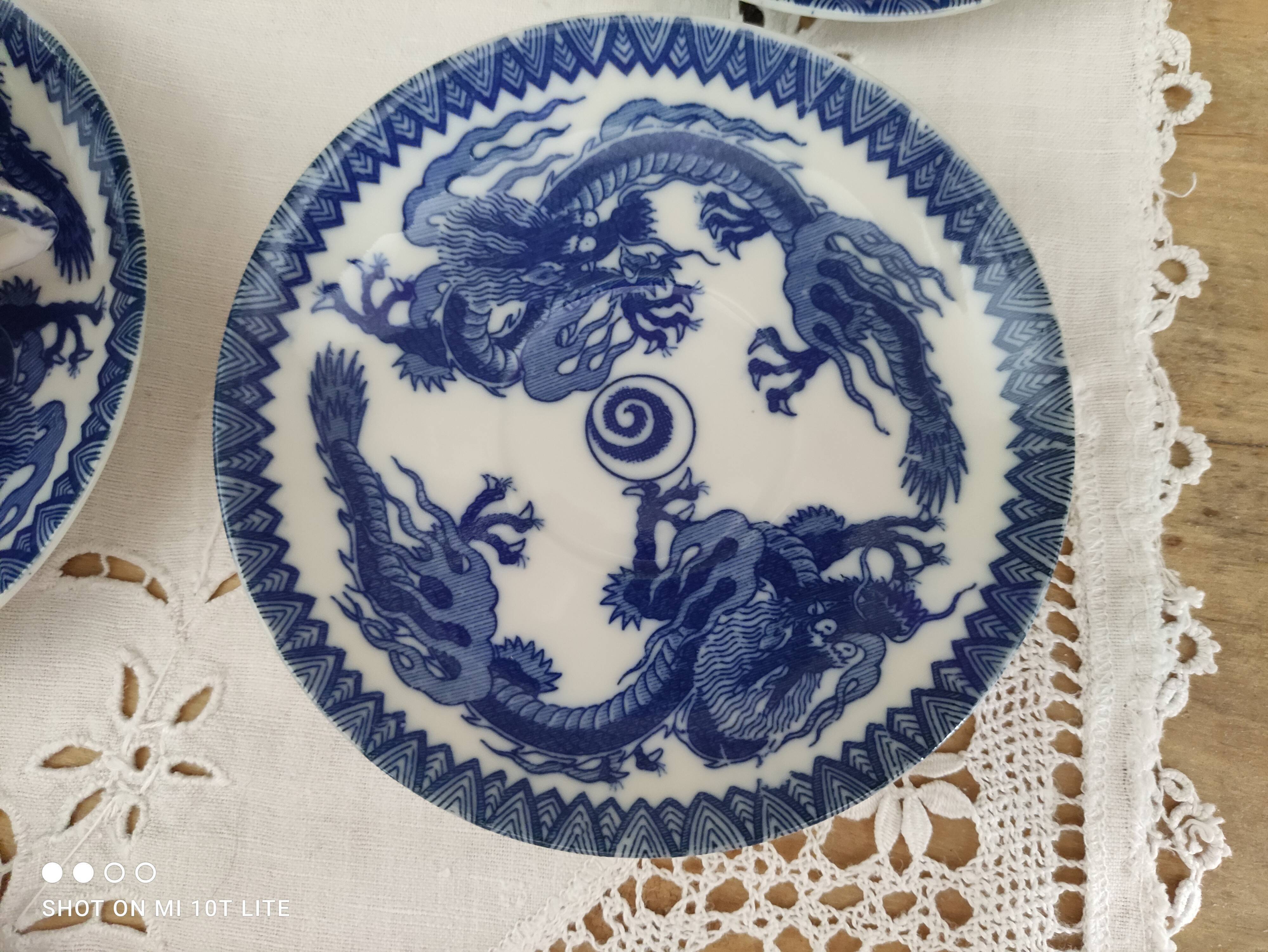 Lot de 10 tasses à thé et sous-tasses en porcelaine japonaise décor dragon bleu et blanc