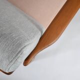 Fauteuil original restauré des années 60, modèle Baczyk, rose poudré et gris, teck