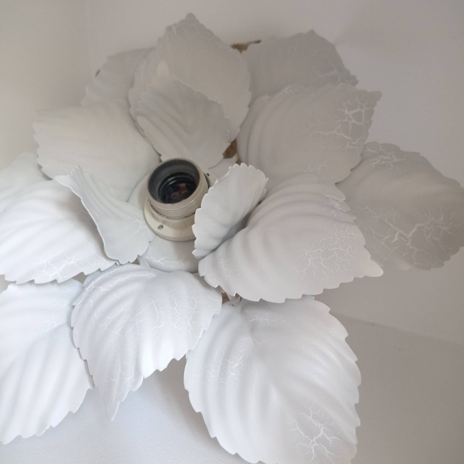 Leaf-shaped metal wall light