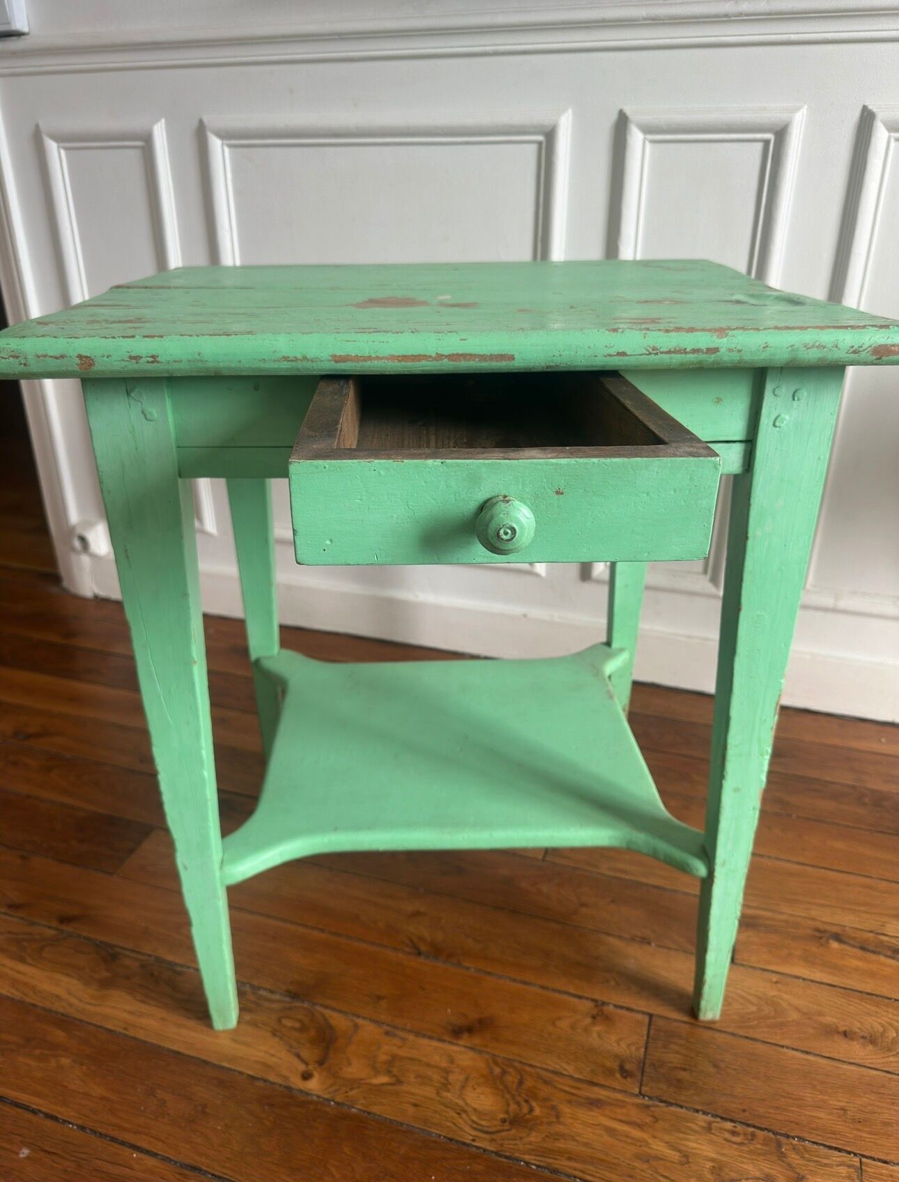 Vintage farmhouse table in solid wood with beautiful antique patina.
