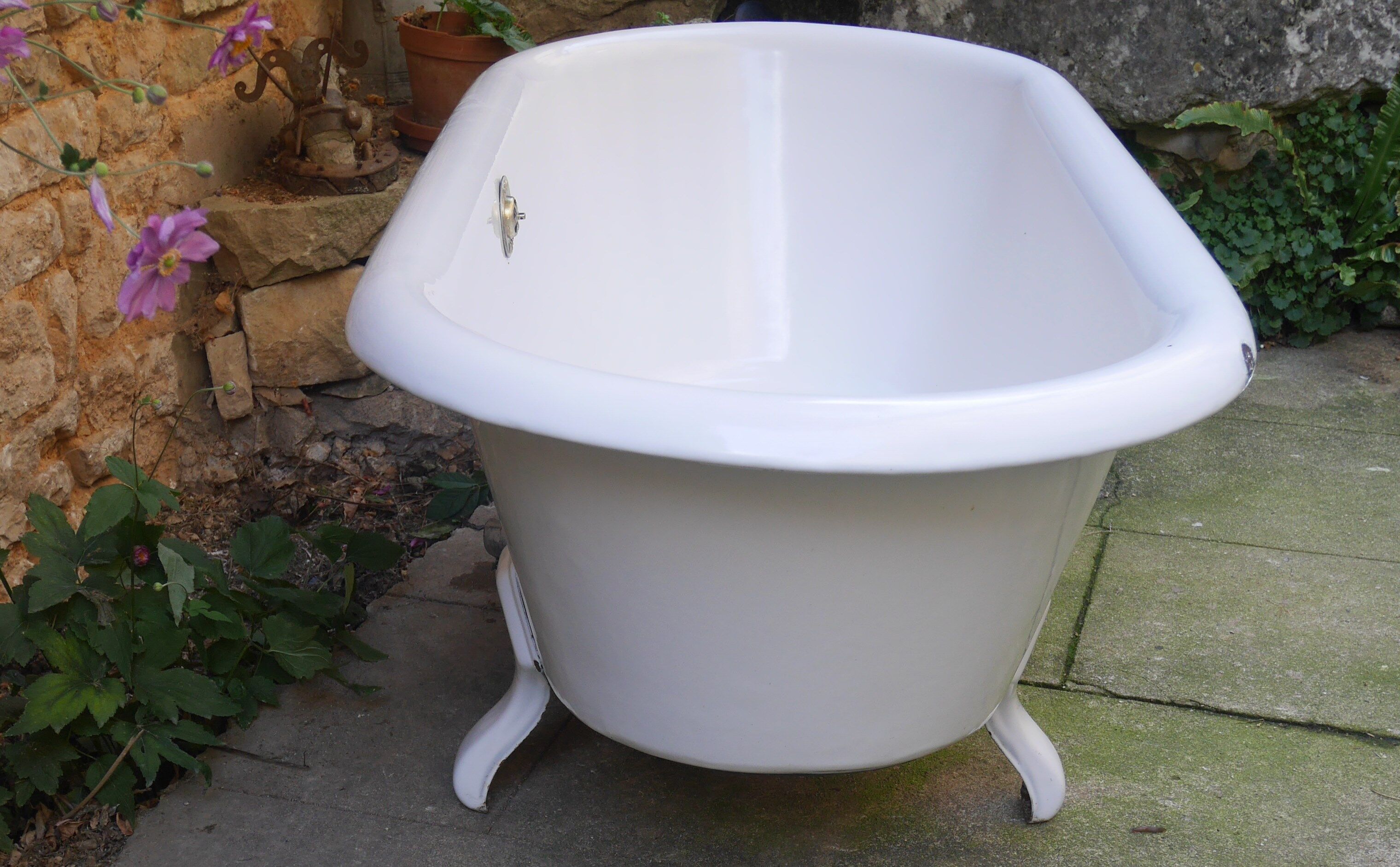 Old rounded emailed bathtub