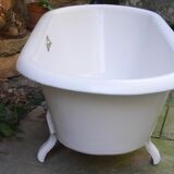 Old rounded emailed bathtub