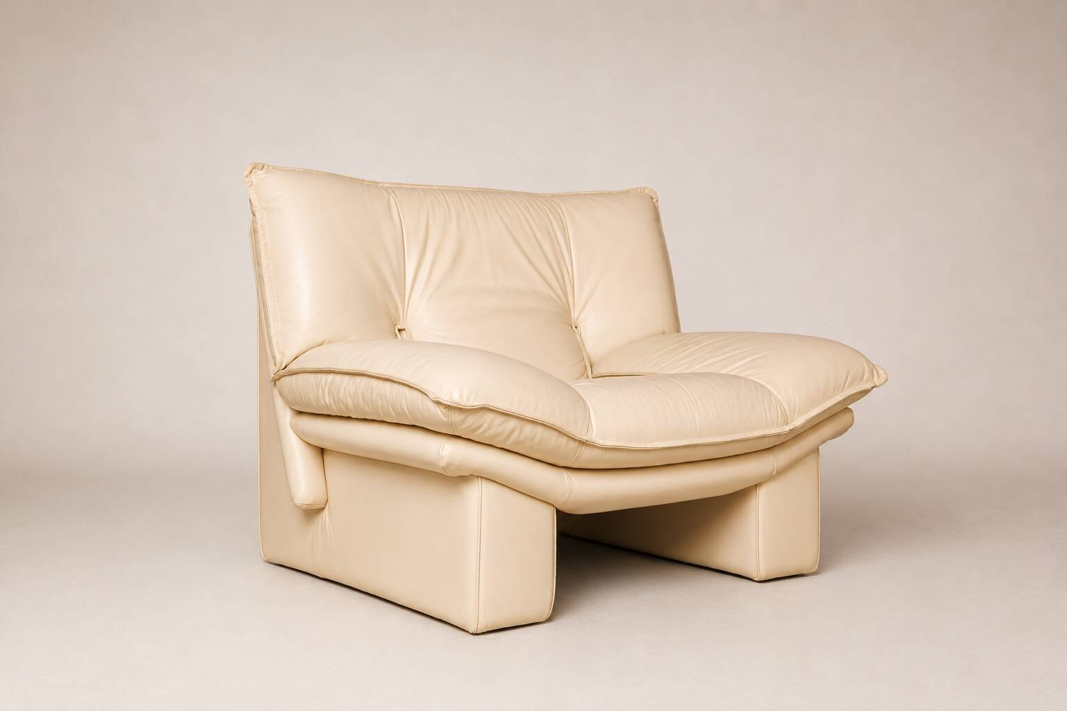 Nicoletti — Pair of lounge chairs "Ambassador" in cream leather