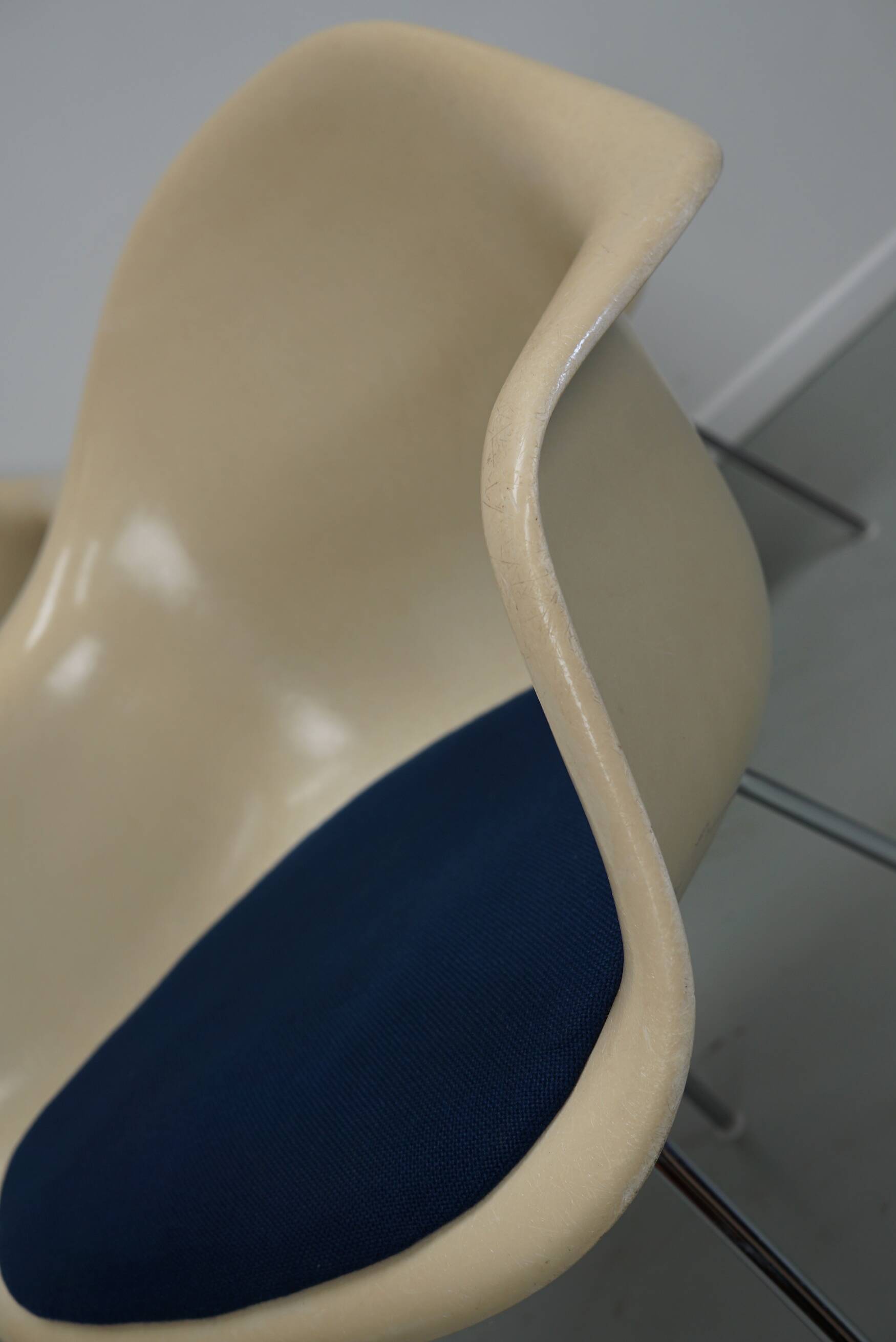 Set of Three Parchment Fiberglass DAX Armhairs Eames for Herman Miller / Vi