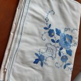 Nappe brodée main bleue avec 12 serviettes