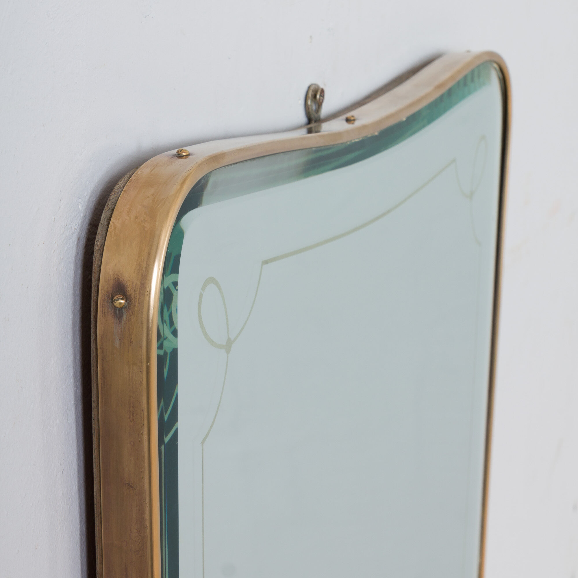Miroir en laiton du milieu du siècle avec bords biseautés, années 1950 - 114x56cm