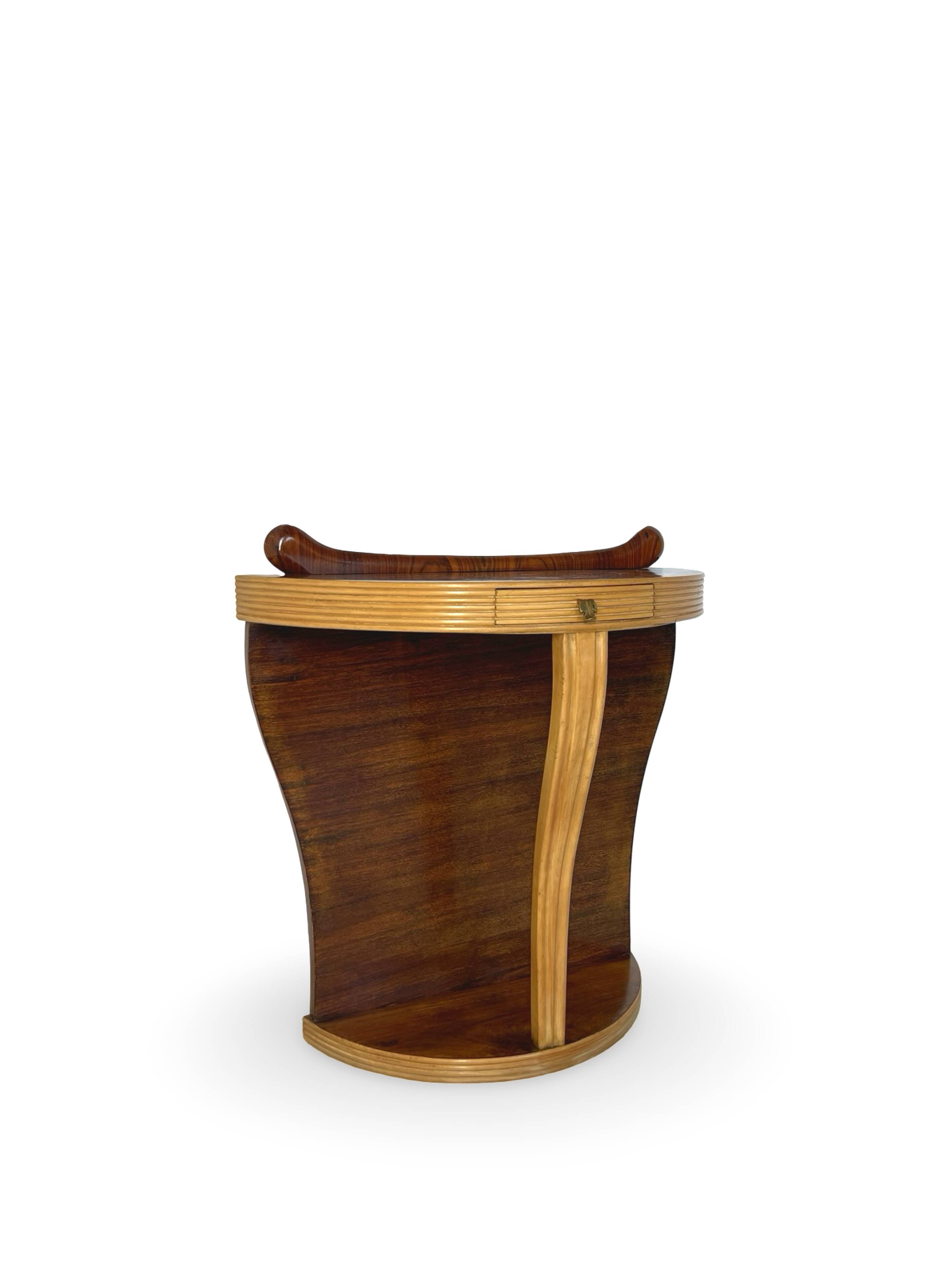 Console Art Déco moderne du milieu du siècle, dans le style de Paolo Buffa.