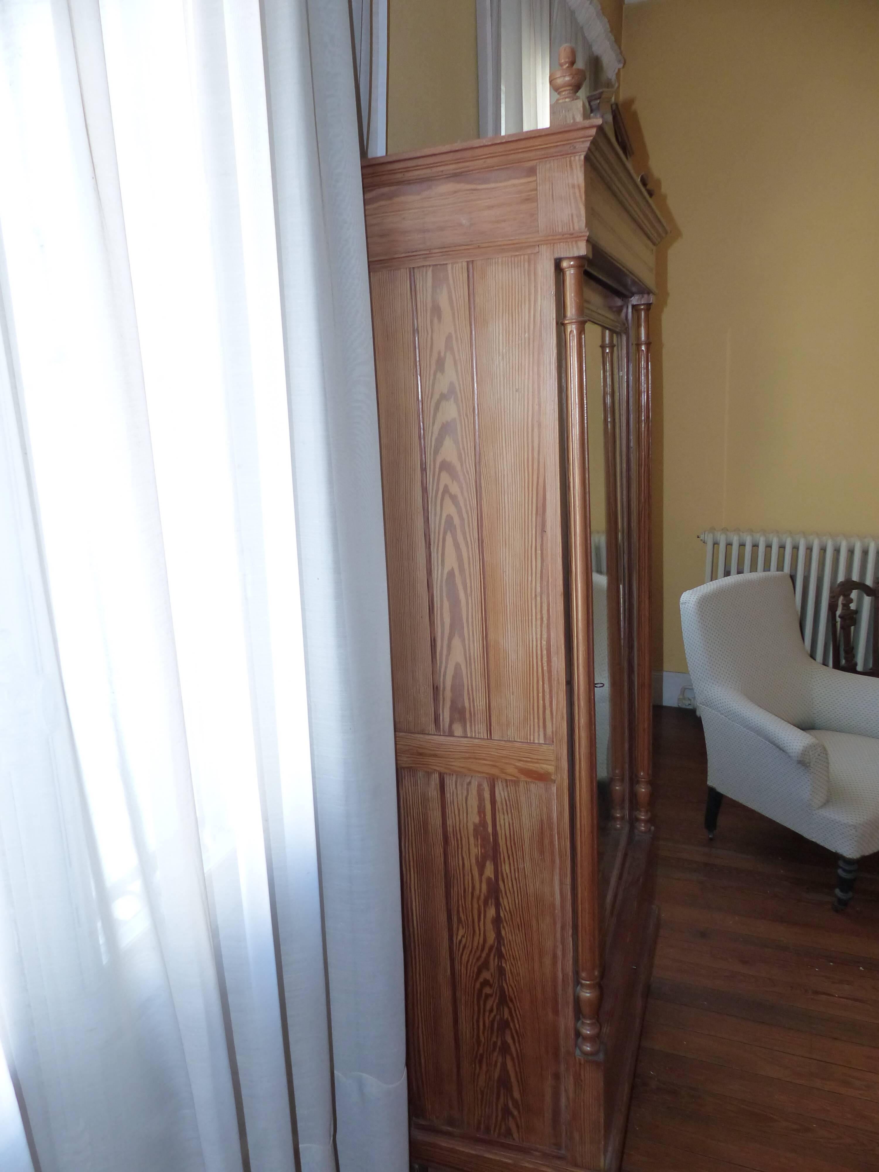 Pitch pine wood mirror bonnetiere