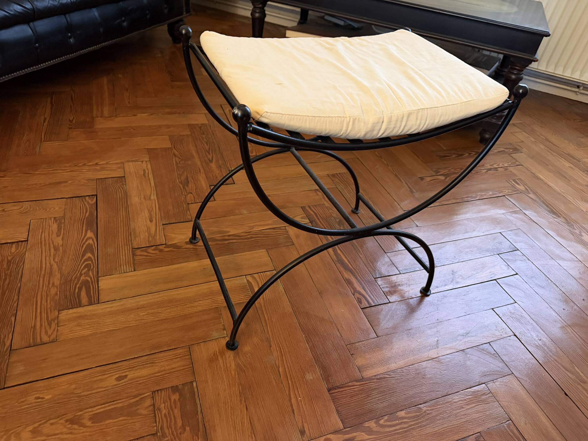 Tabouret curule en fer forgé noir