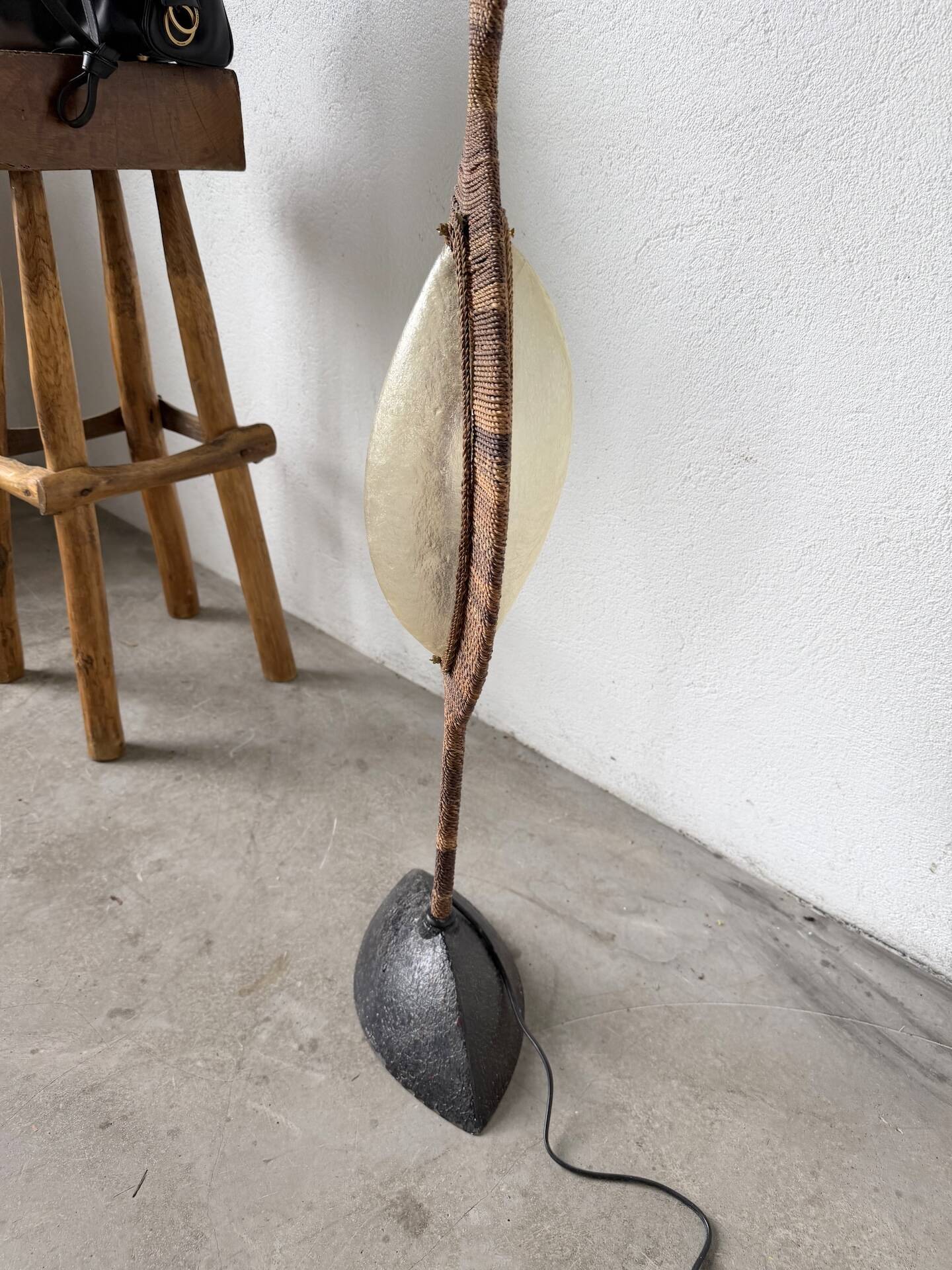 Lampadaire bronze et corde 1970