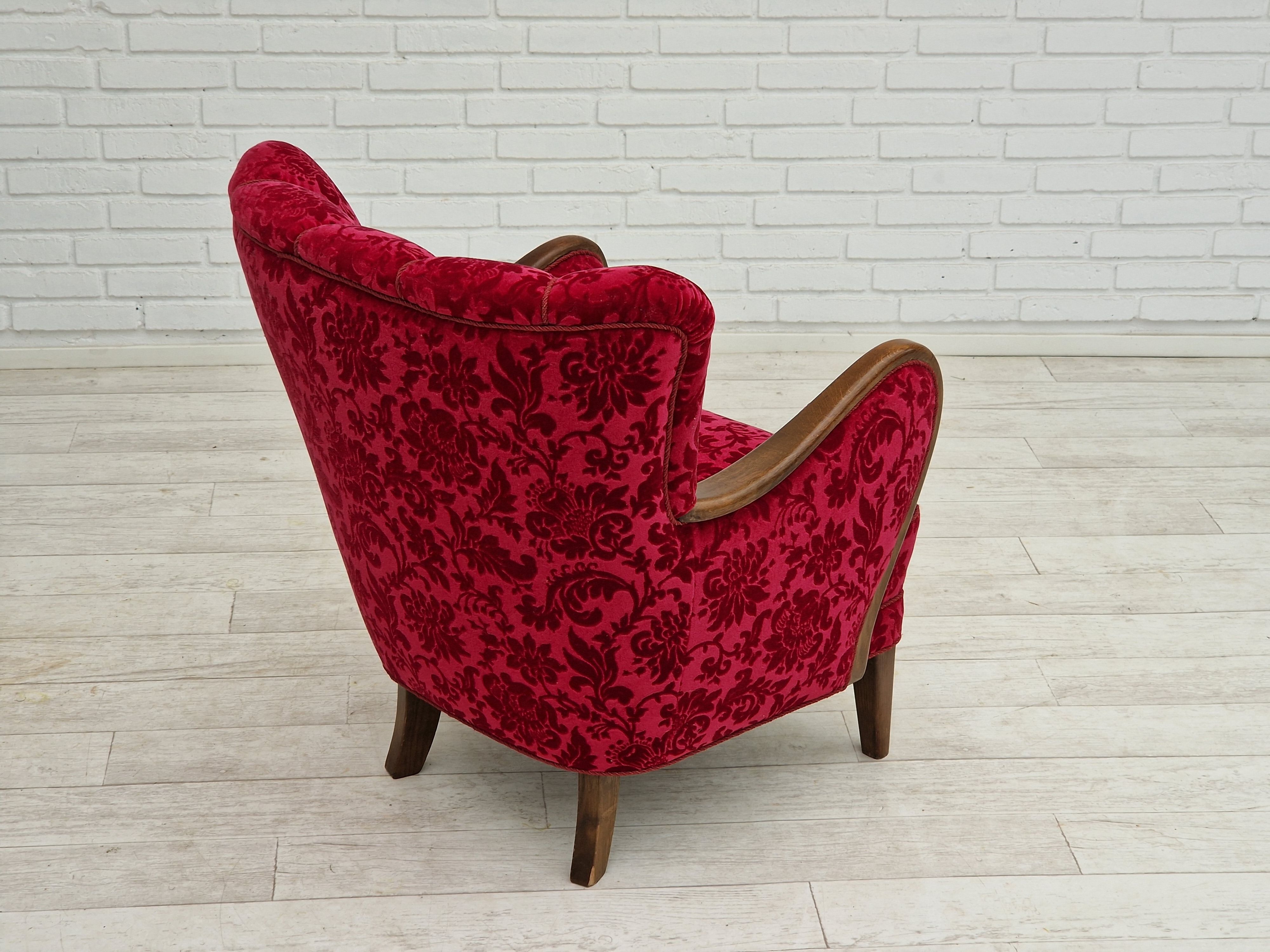 Années 1960, design danois, fauteuil en tissu rouge cerise, très bon état d’origine.