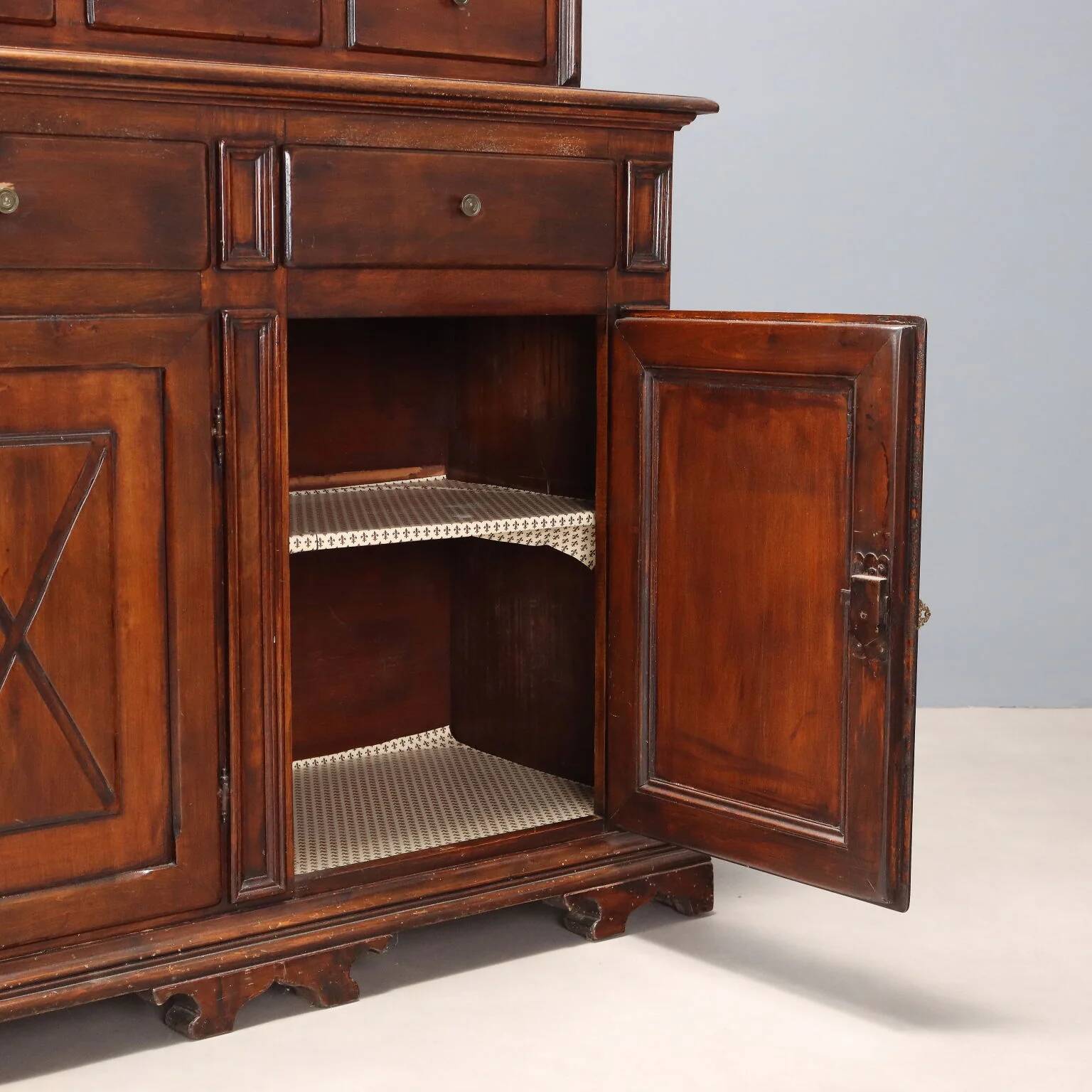 Baroque-style antique walnut buffet, Italy, 20th century.