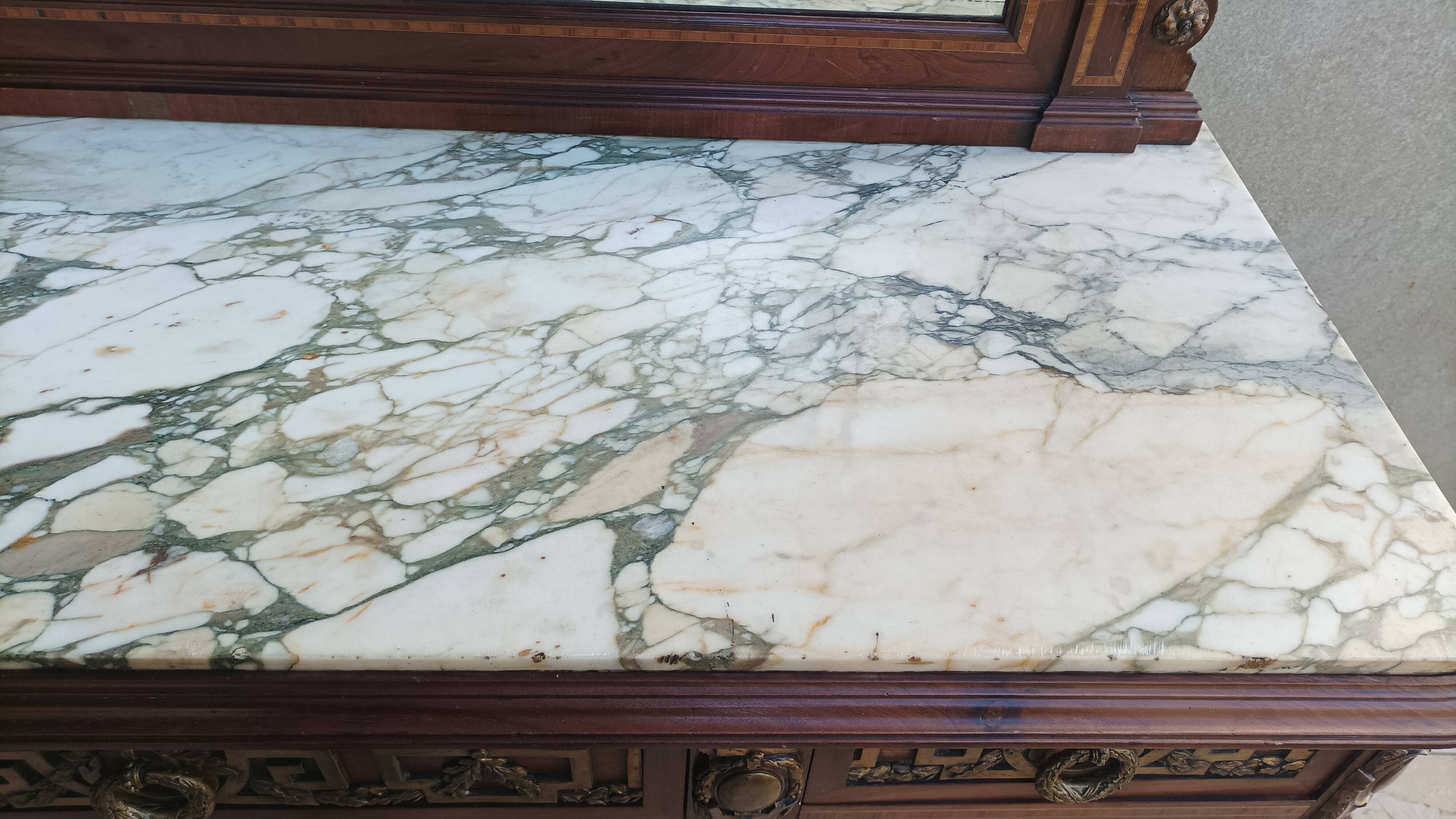 Buffet desserte Louis XVI en placage d'acajou et marqueterie de bois précie