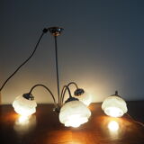 Suspension 3 feux en laiton et globe en verre blanc des années 1950-1960