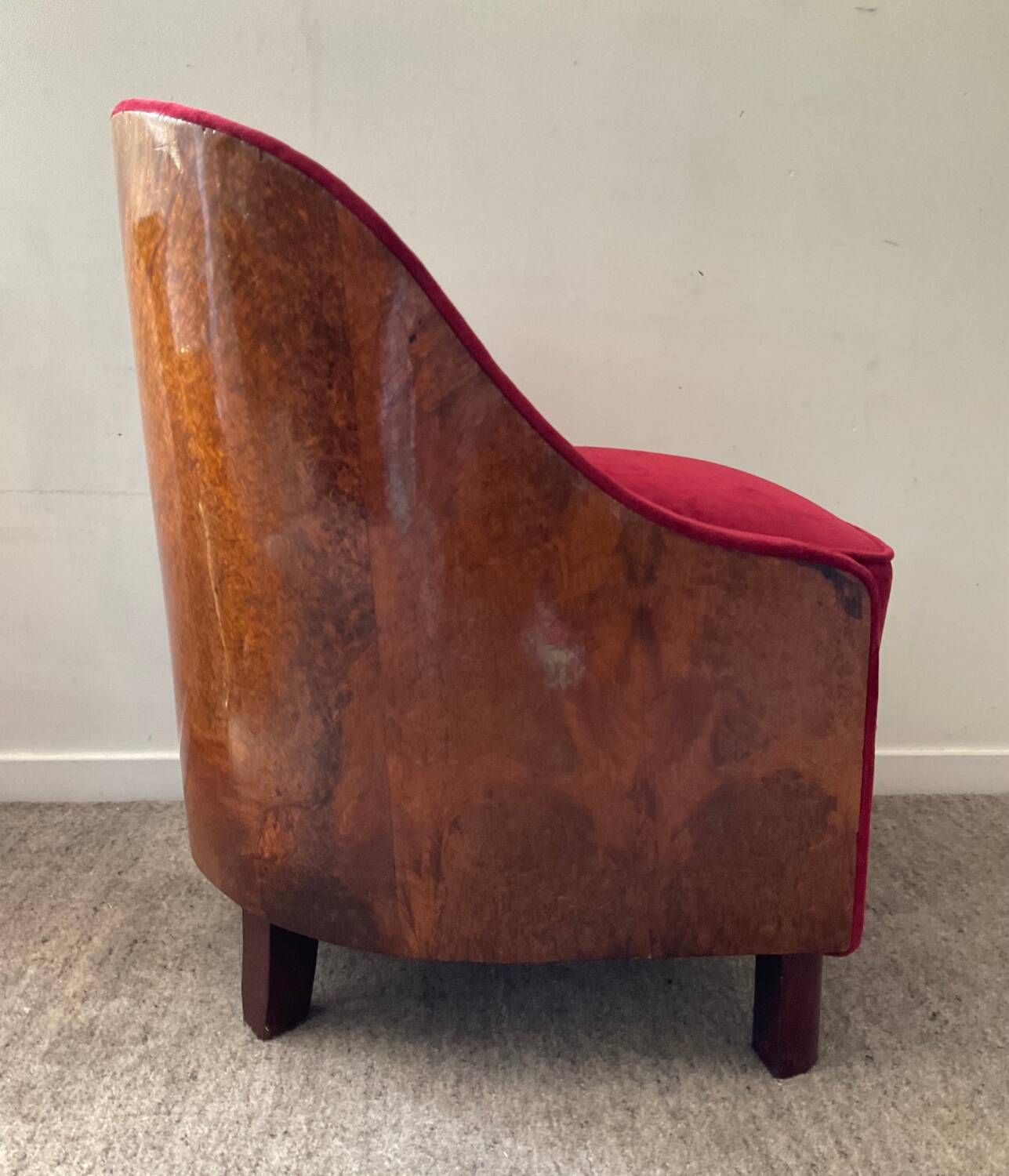 Fauteuil bergère Art Déco en loupe d’orme et velours