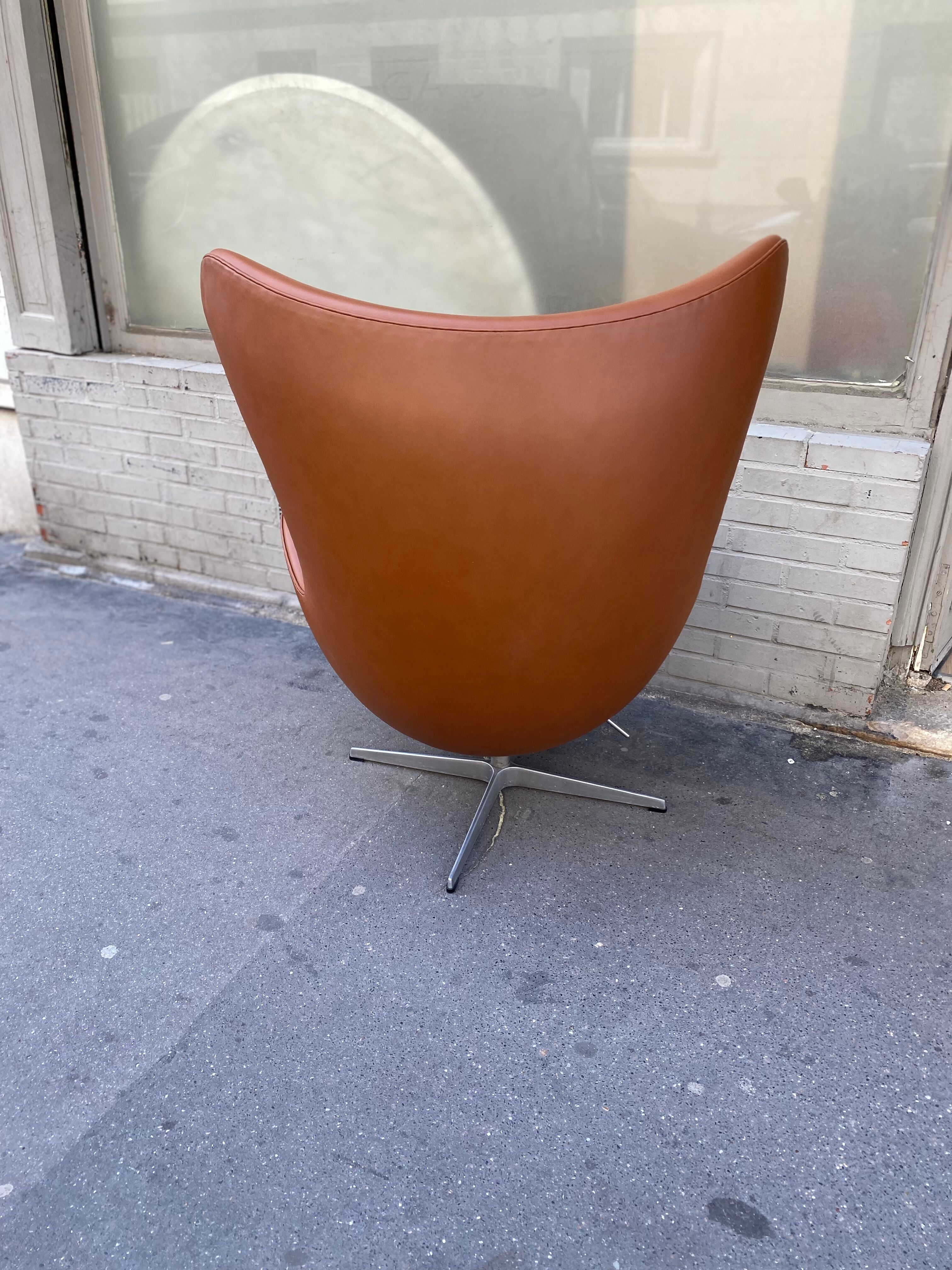EGG Chair design Arne Jacobsen edition Fritz Hansen brown leather