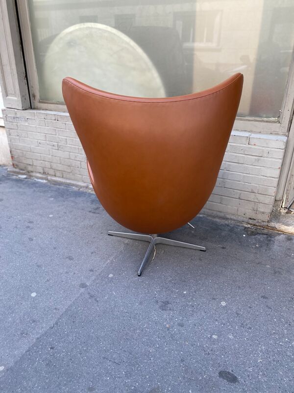 EGG Chair design Arne Jacobsen édition Fritz Hansen cuir brun
