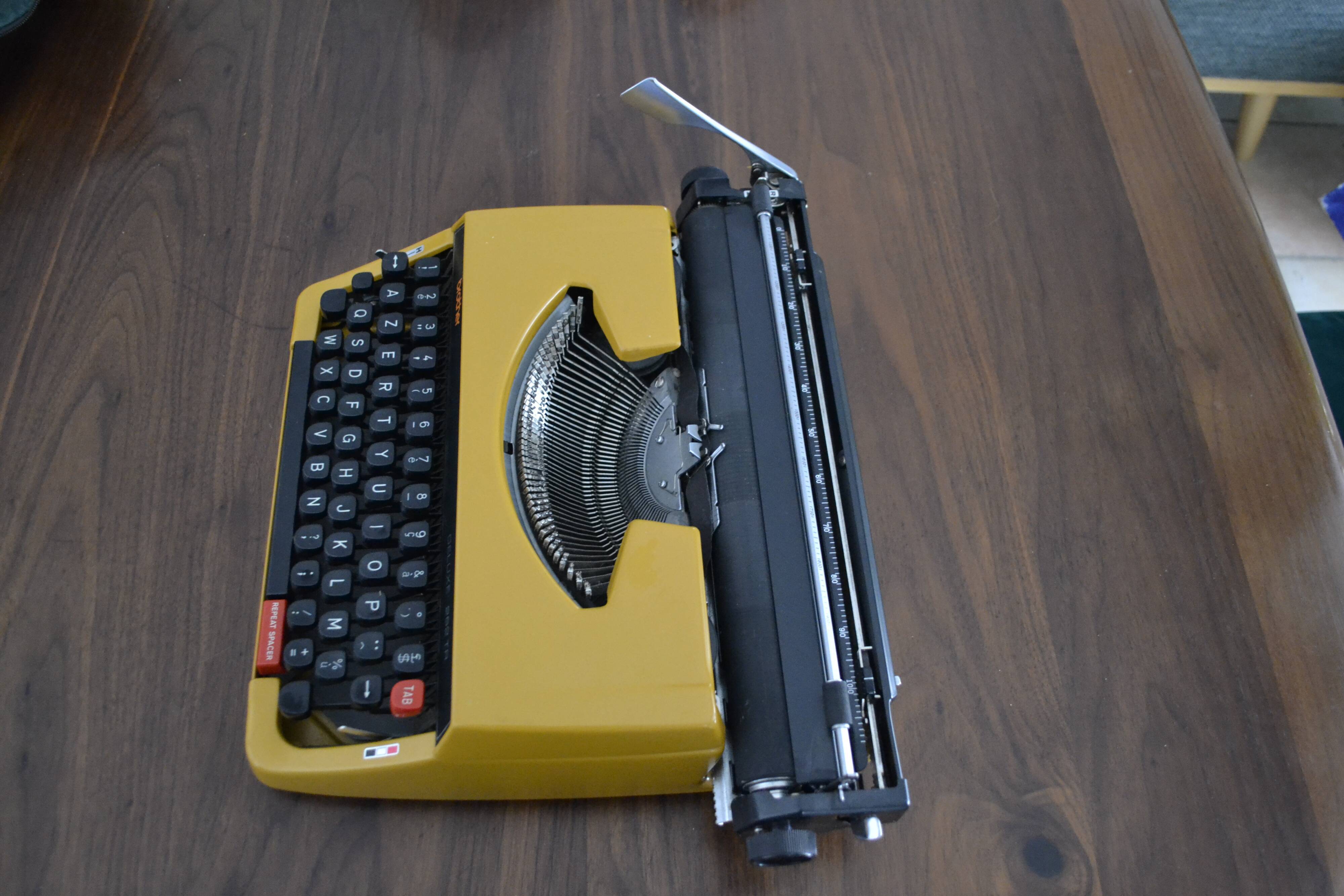 Brother deluxe 262tr orange typewriter