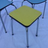 Deux chaises et un tabouret jaune et bleu en formica