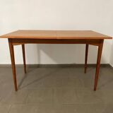 Extendable dining table