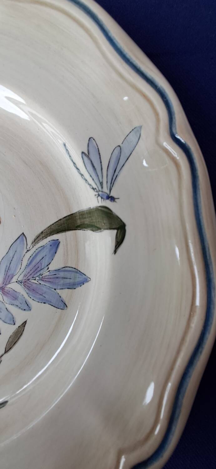 Fluted plate Longchamp, decorated with dragonflies and flowers.