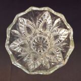 Petit vase en verre moulé