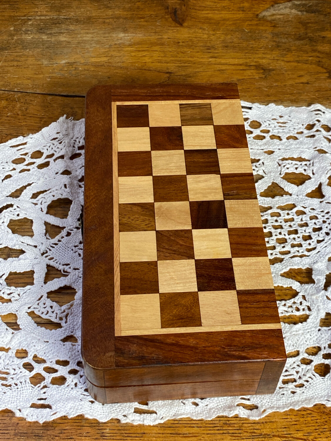 Travel chess set, in marquetry, magnetic pieces