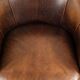 Fauteuil club en cuir de peau de mouton avec un coussin de siège fixe.