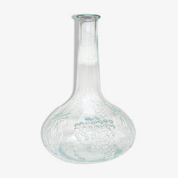 Glass decanter with grape decoration