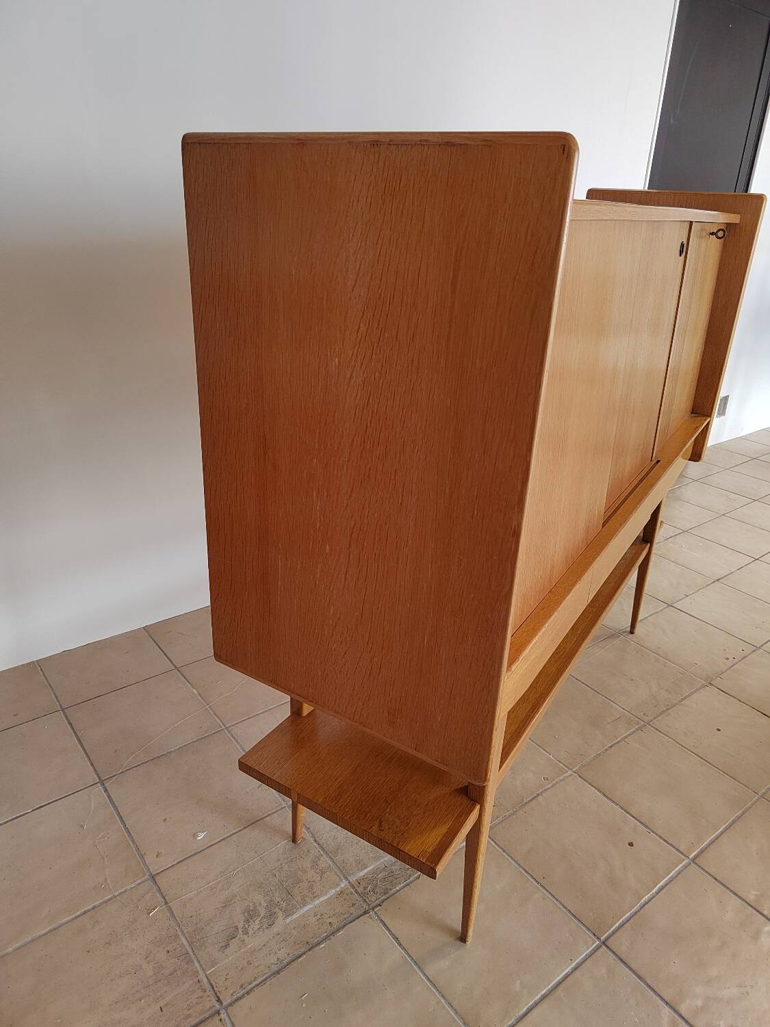 Superb tall sideboard in light oak, French work from the early 1950s