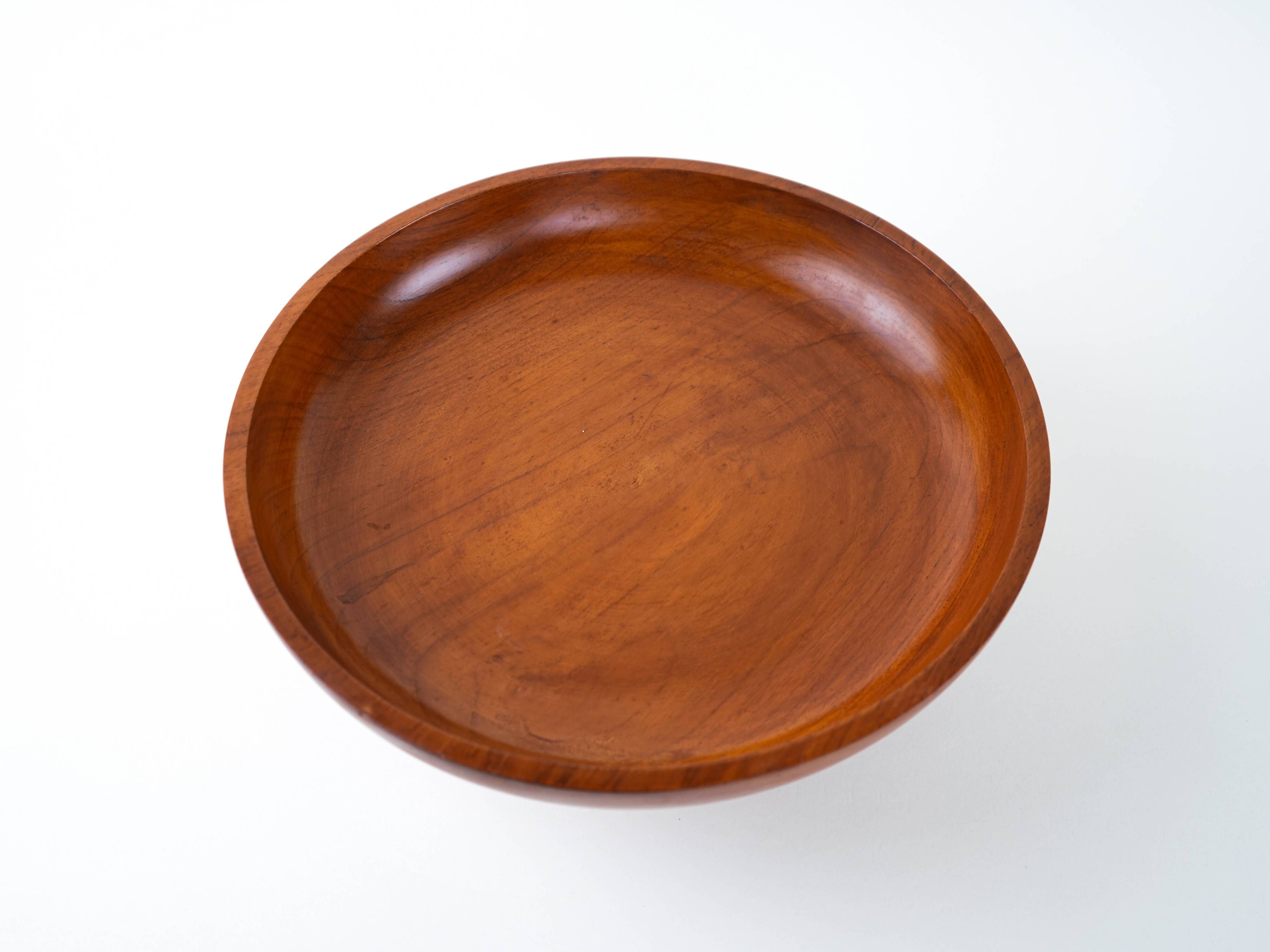 Danish solid teak wood platter on profiled base, 1970s Scandinavian craftsmanship