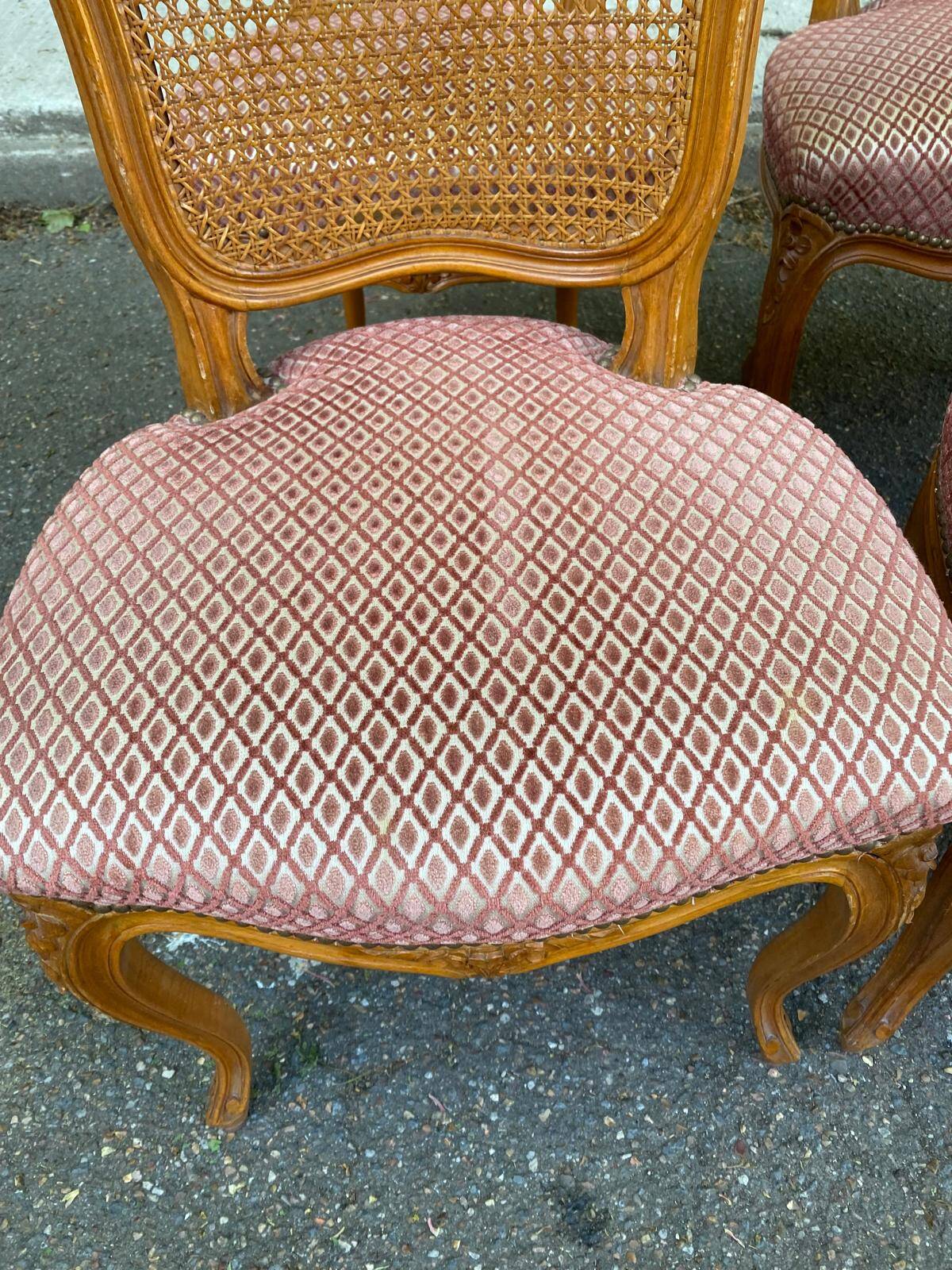 Chaise vintage moderne reprenant un style Louis XV, en bois clair.