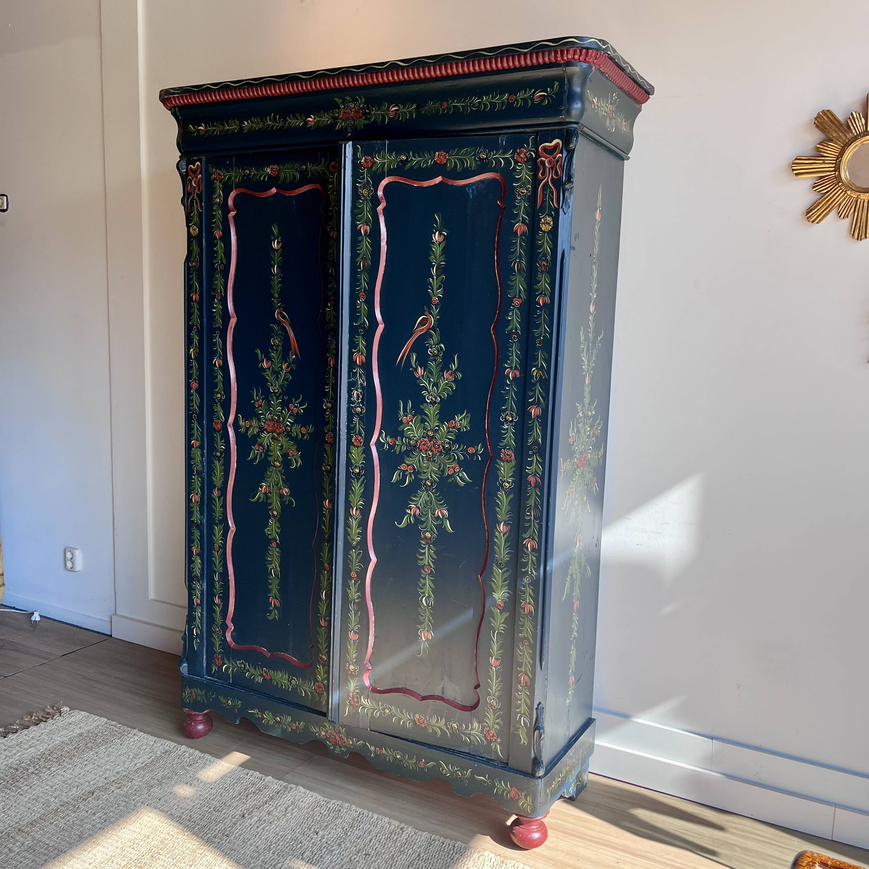 Biedermeier wardrobe hand-painted with Dutch folklore Hindelooper.