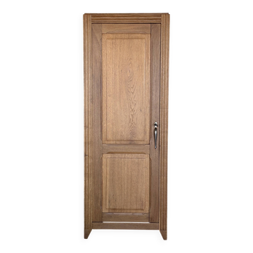 Armoire bonnetière en chêne massif restaurée