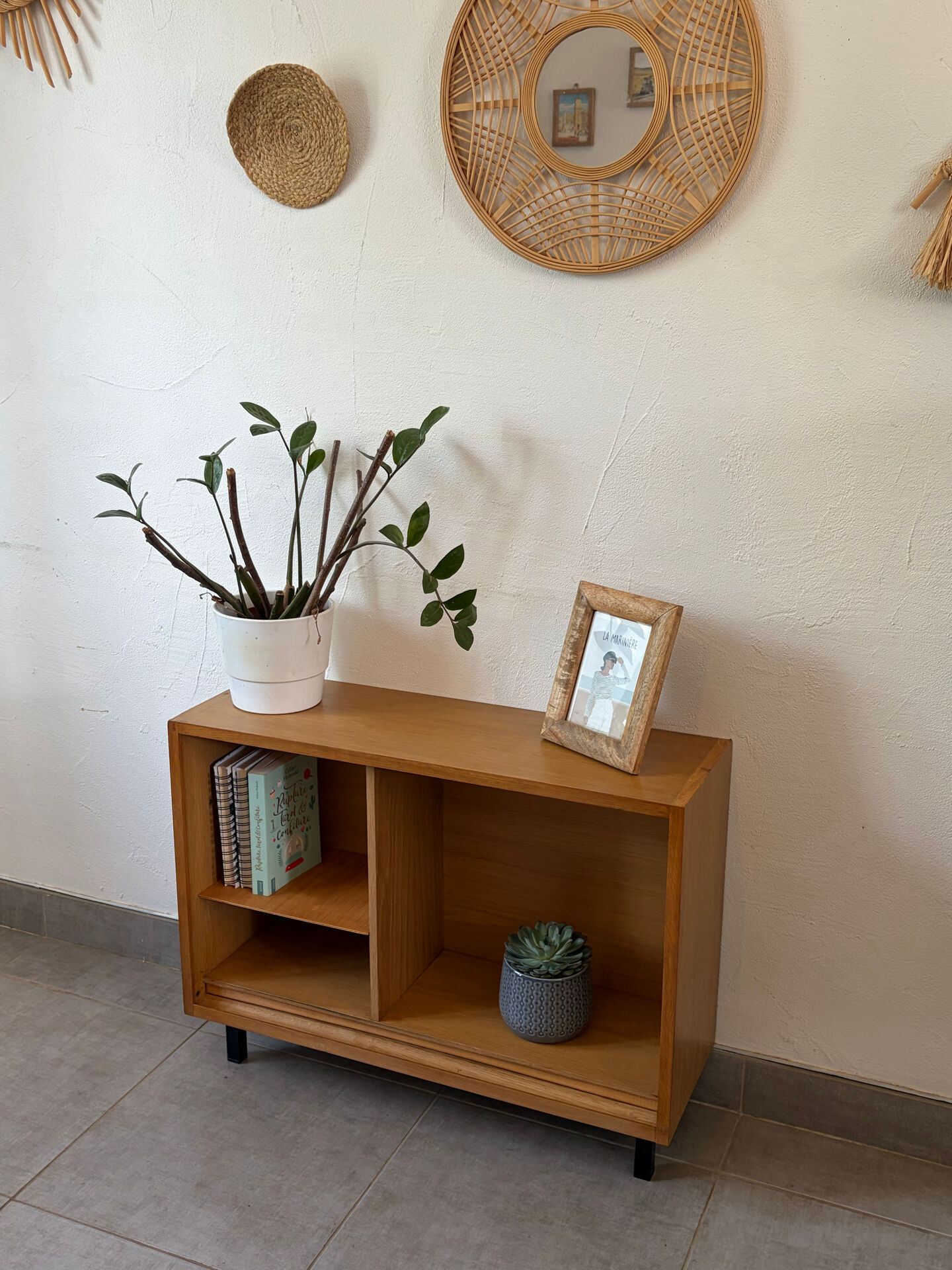 Charming vintage shelf / TV unit