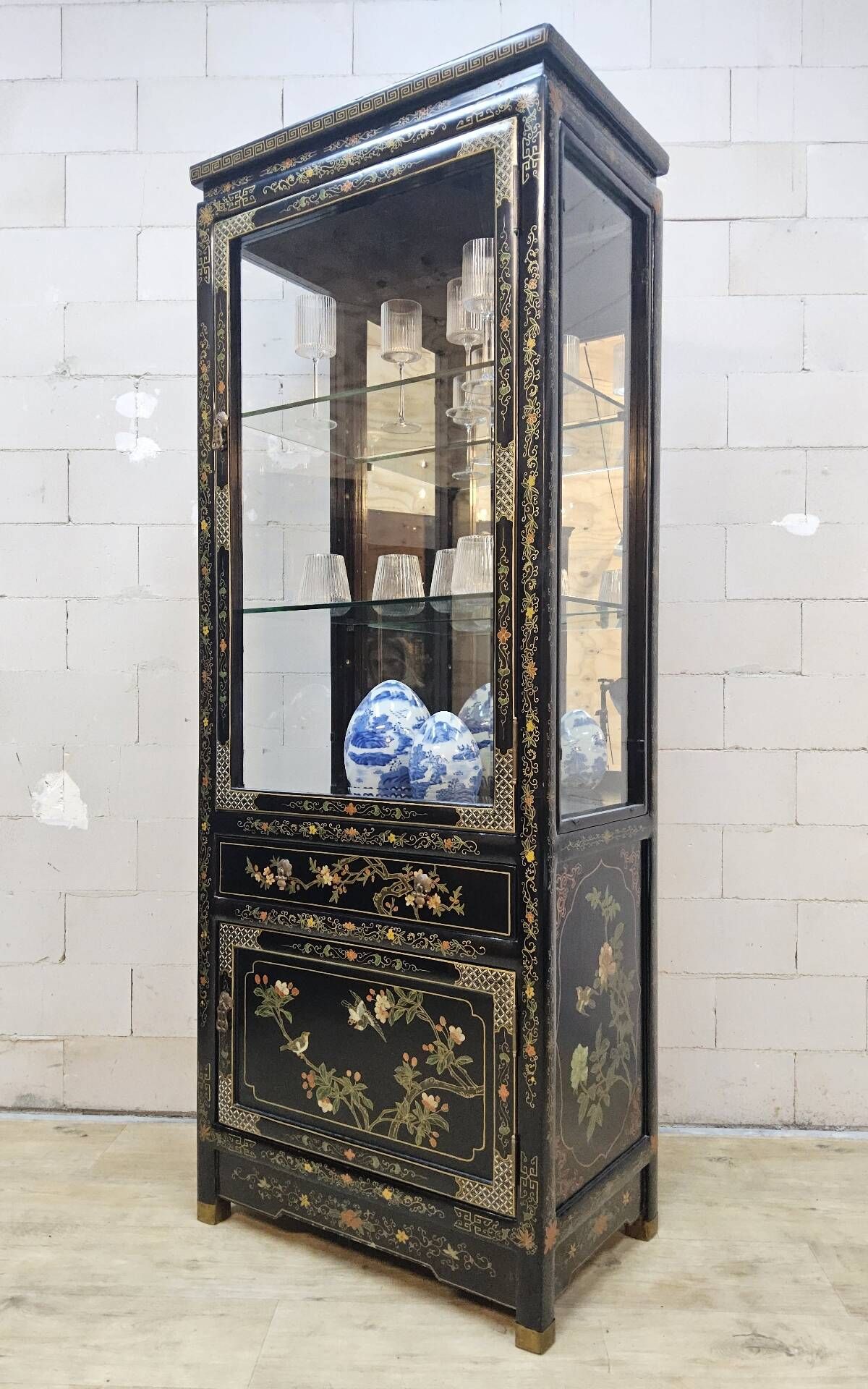 Vitrine chinoise vintage avec miroir, décor fleurs et oiseaux