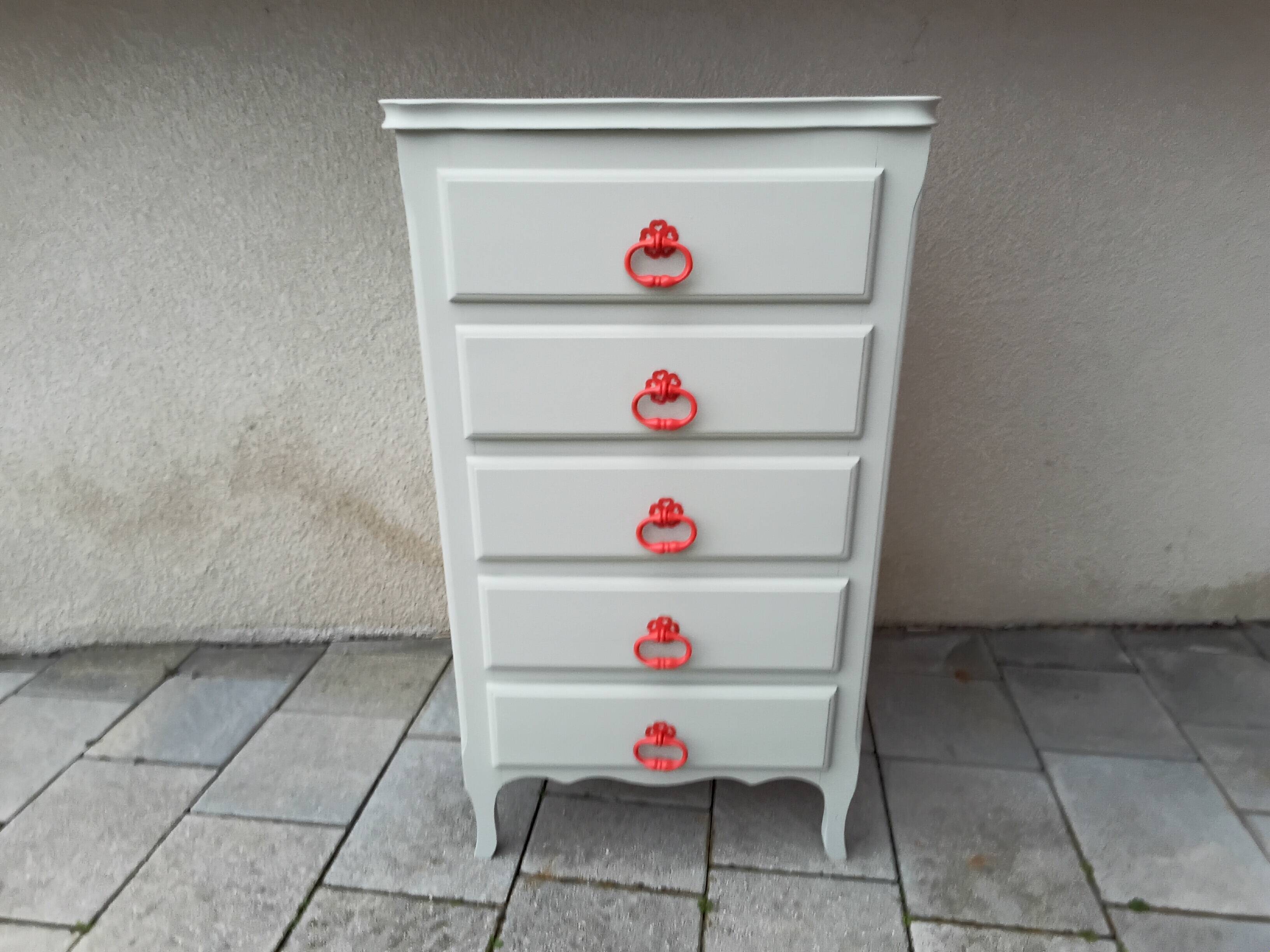 Antique chest of drawers