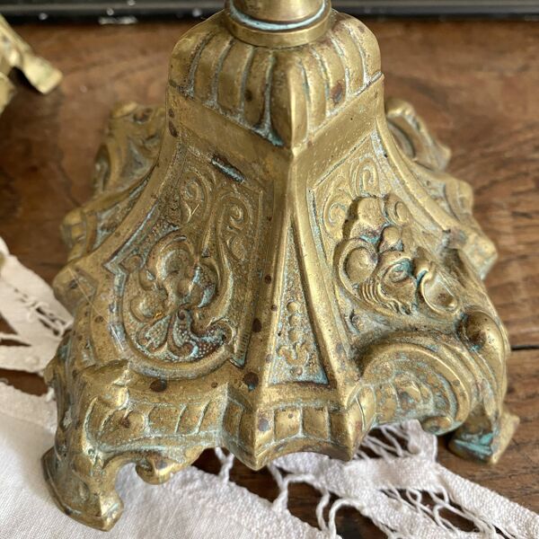 Paire de bougeoirs anciens en bronze