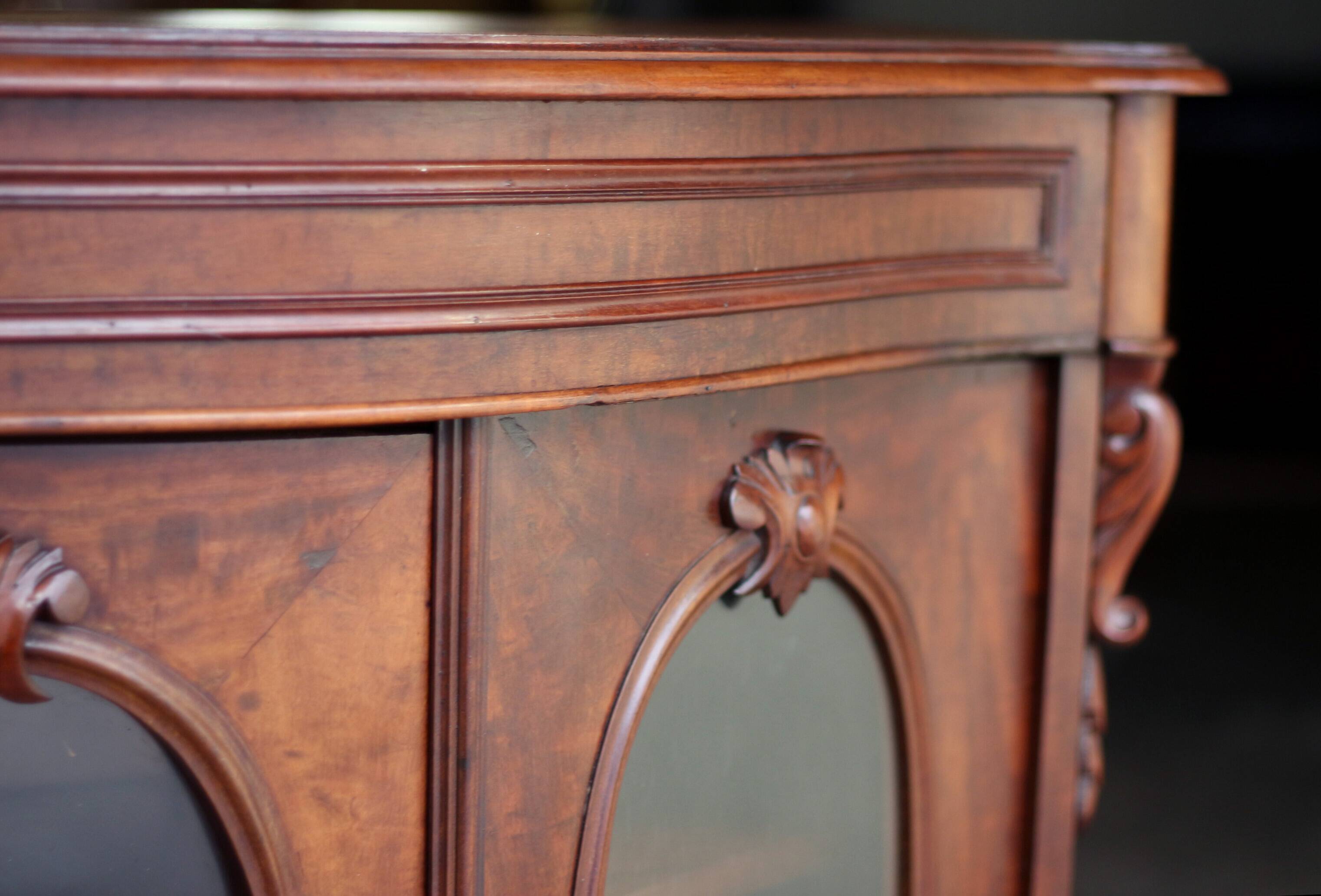 Elegant Napoleon 3 mahogany and veneer sideboard