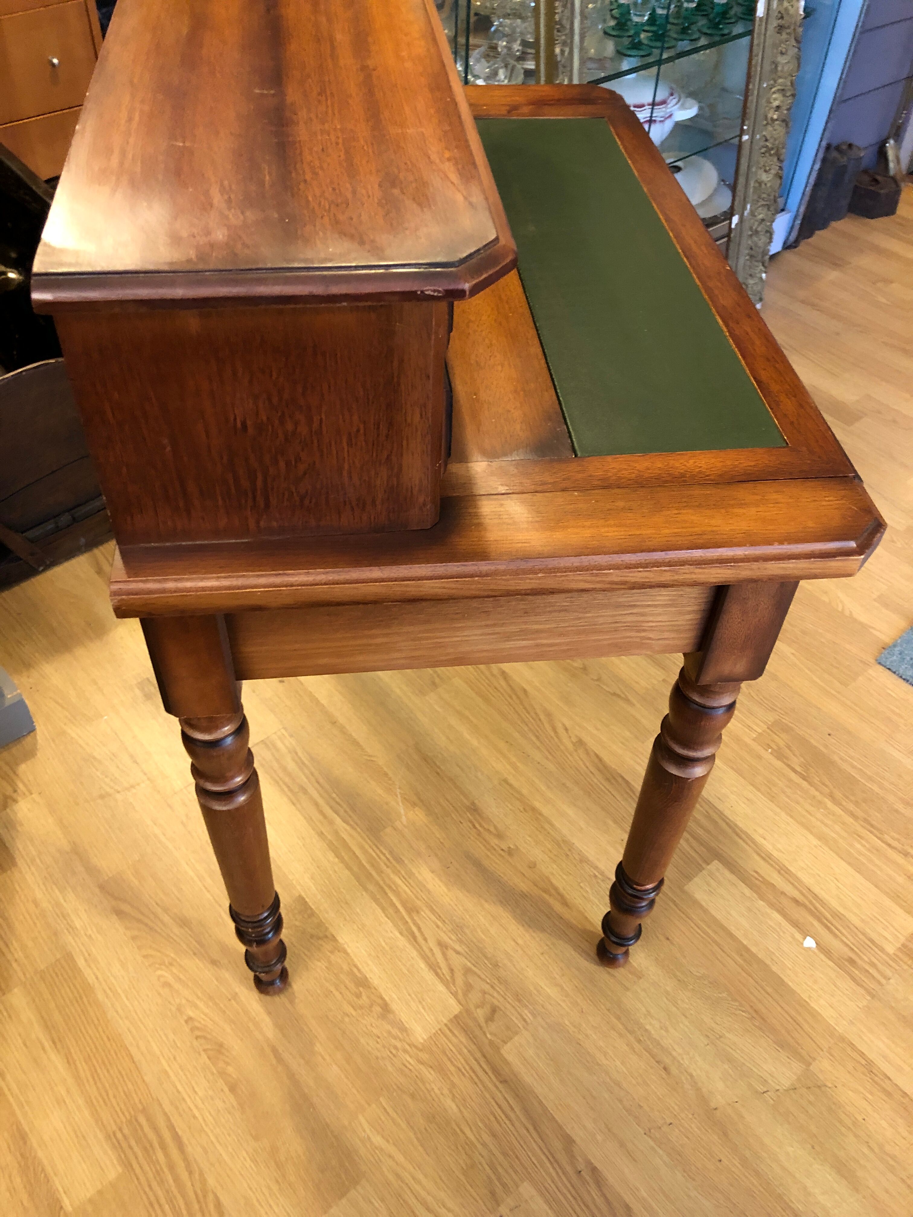 Louis Philippe office with financial