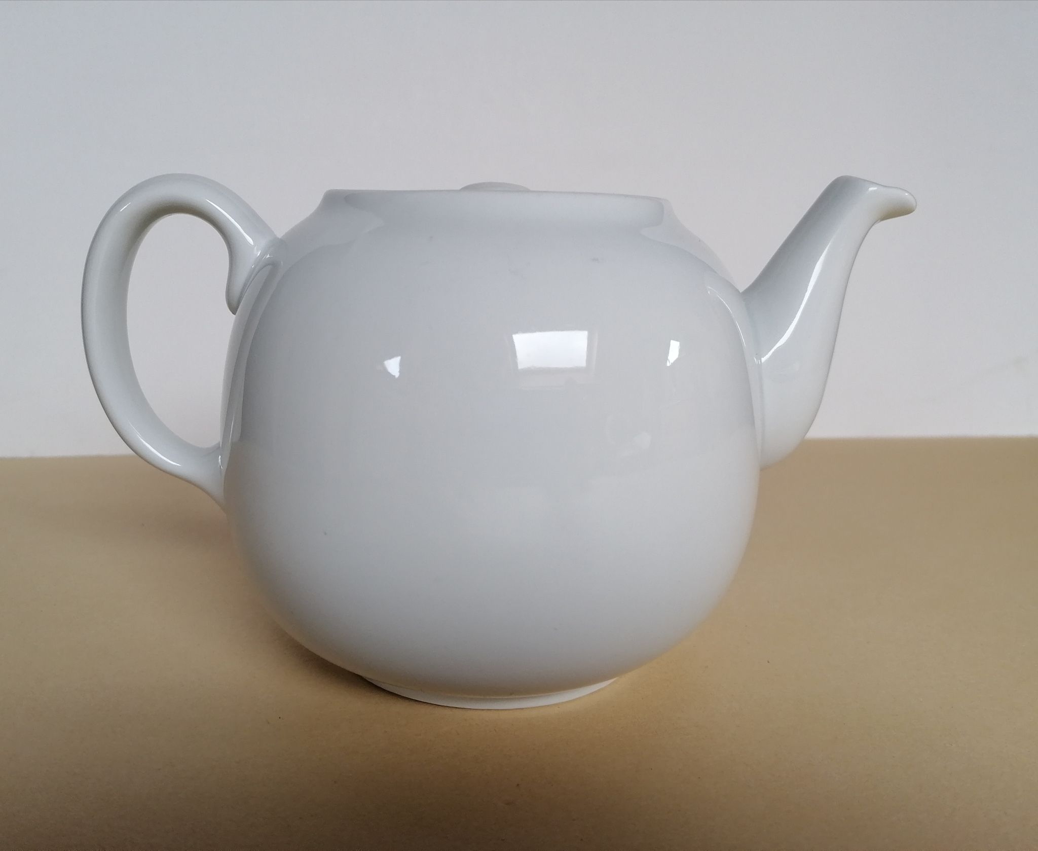 Théière Pillivuyt ancienne en porcelaine blanche